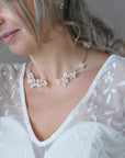 Collana rigida con fiori rosa per sposa