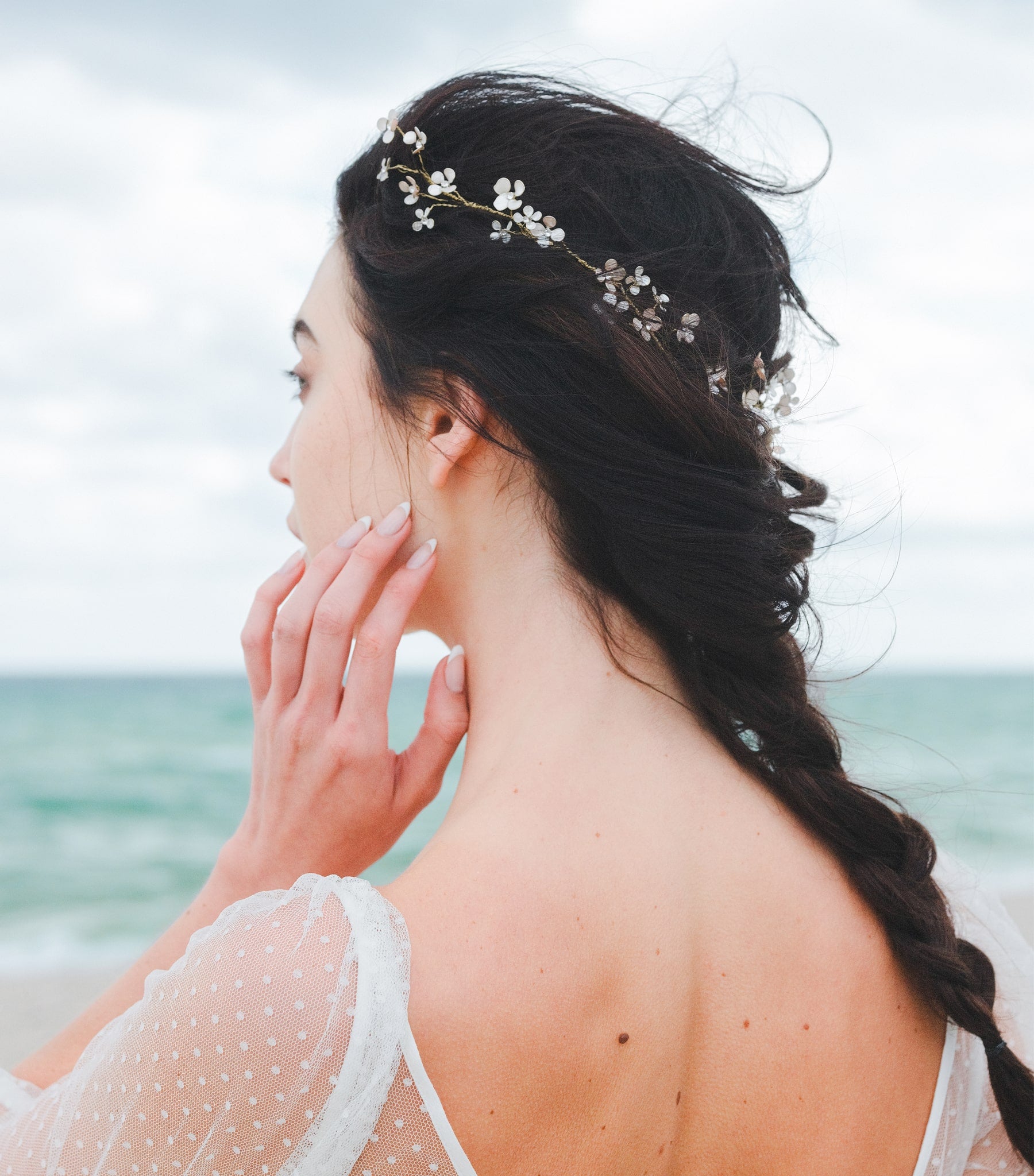 Coroncina con fiori madreperla, ideale per una acconciatura romantica ed elegante.