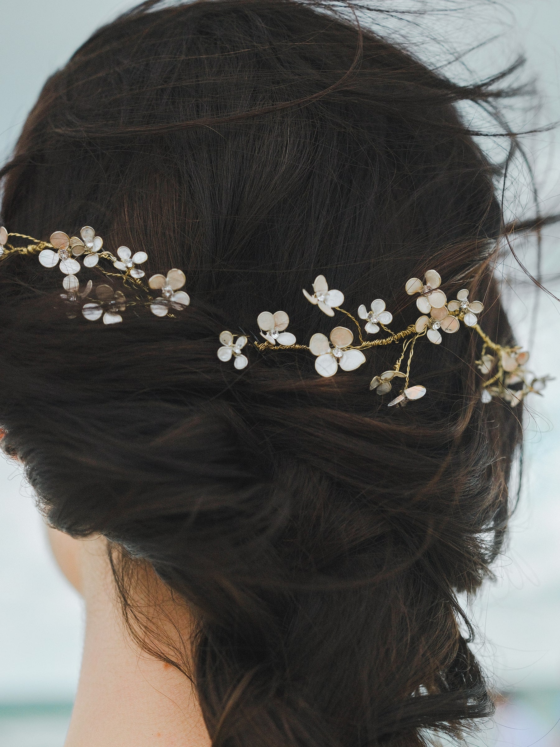 Coroncina con fiori madreperla, perfetta per capelli sciolti e look delicati.