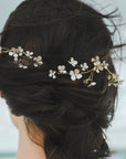 Coroncina con fiori madreperla, perfetta per capelli sciolti e look delicati.