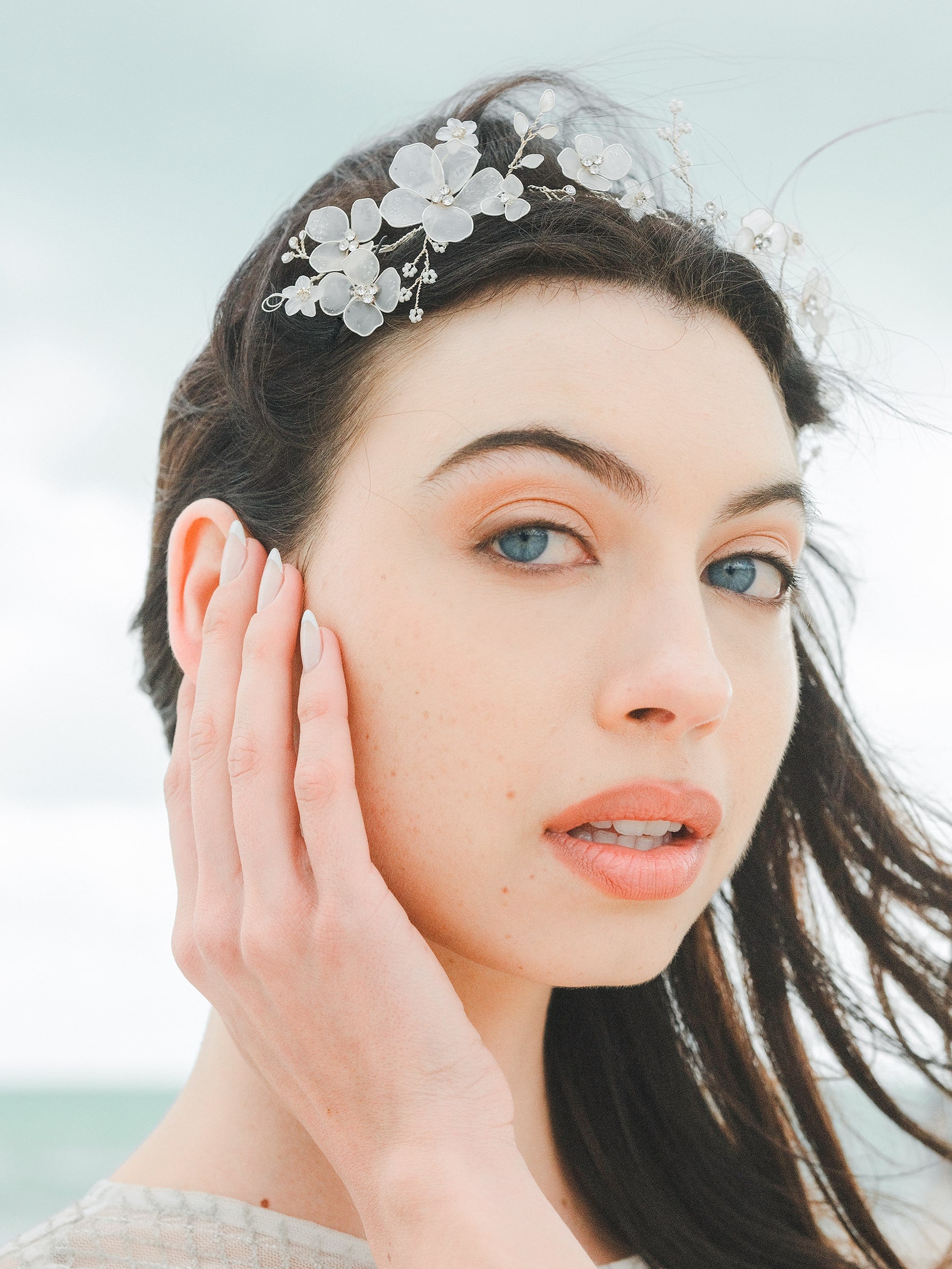 Coroncina con foglie di madreperla per look da sposa sofisticati