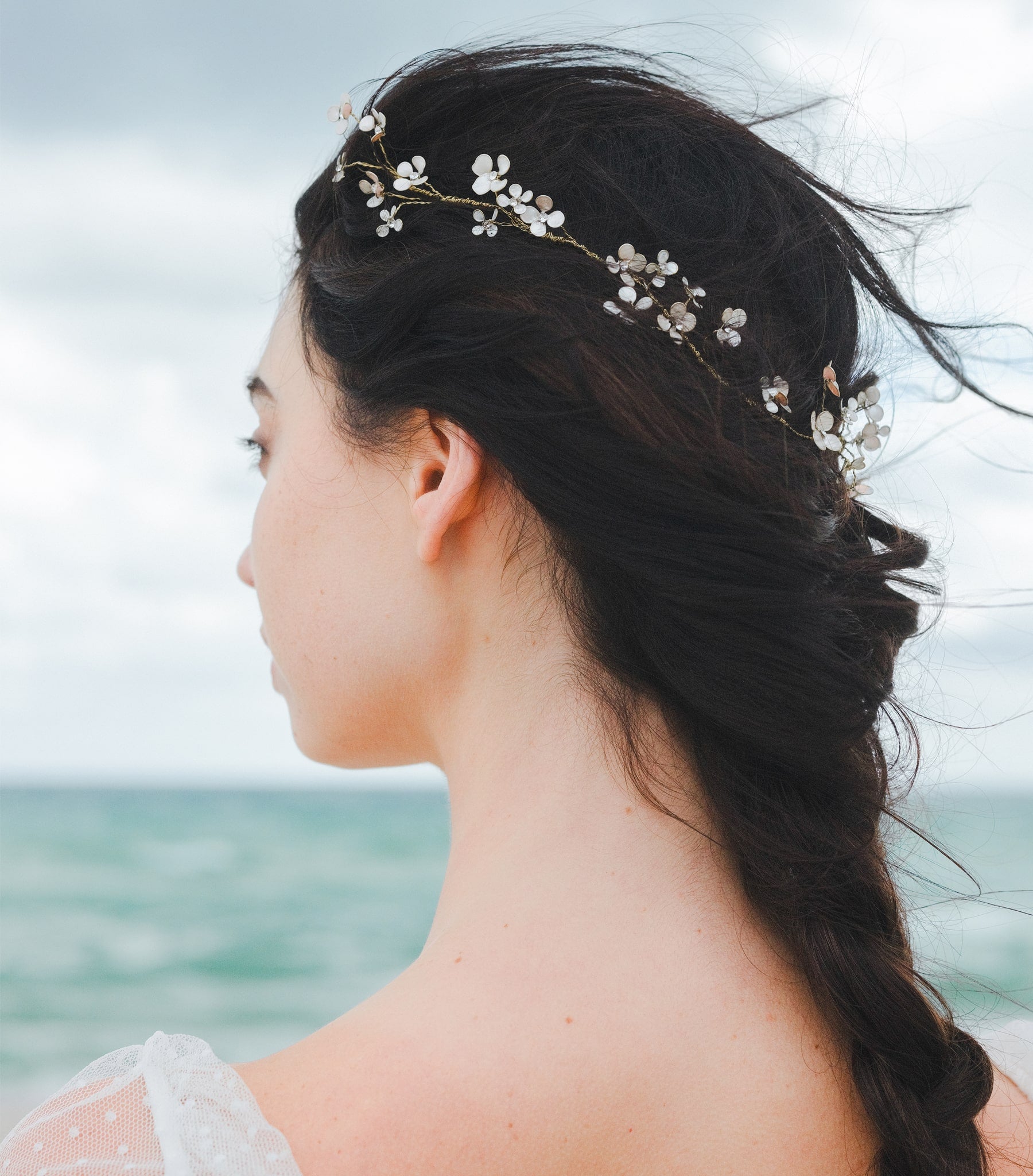 Elegante coroncina con fiori madreperla, ideale per capelli raccolti e look da sposa