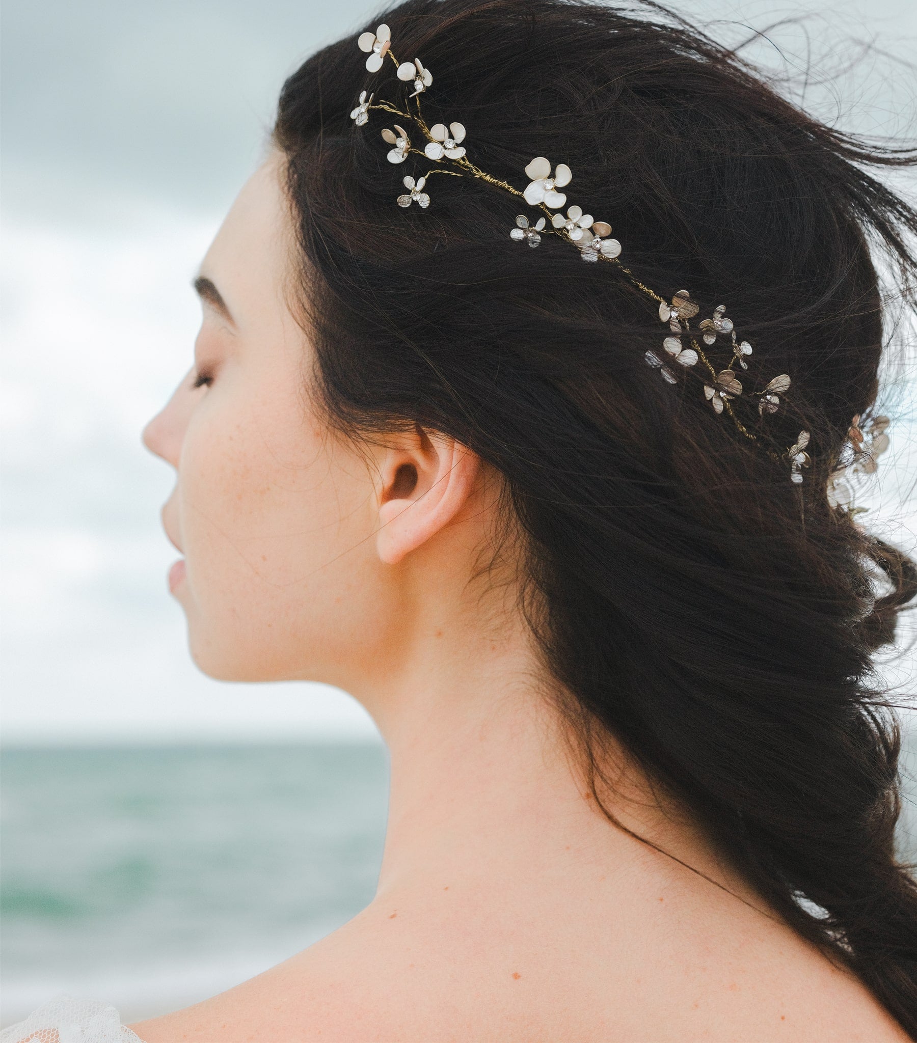 Coroncina madreperla per capelli, l’accessorio perfetto per una sposa elegante.