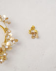 Accessorio da matrimonio: ear cuff floreale dorato per un look unico.