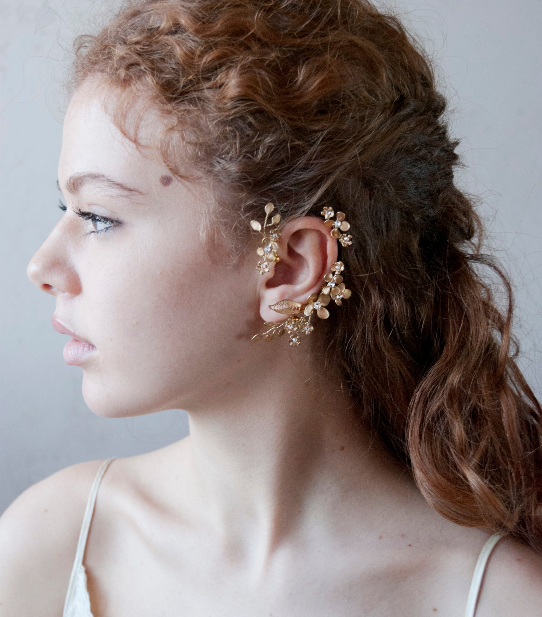 Ear cuff floreale dorato, perfetto per spose eleganti e moderne.