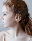 Ear cuff floreale dorato, perfetto per spose eleganti e moderne.