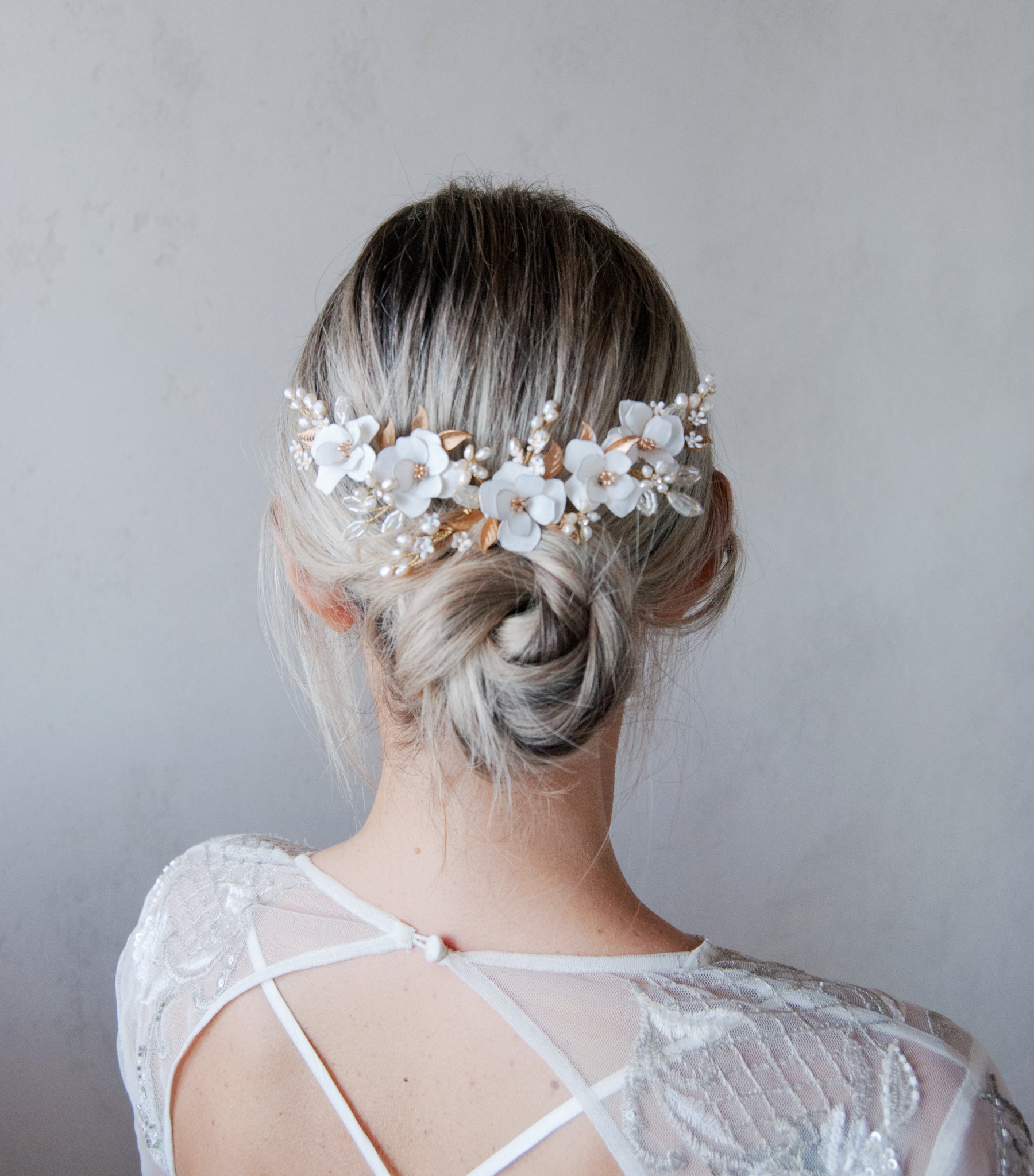 Fermaglio delicato per capelli con peonie bianche e fiorellini, per un tocco raffinato.