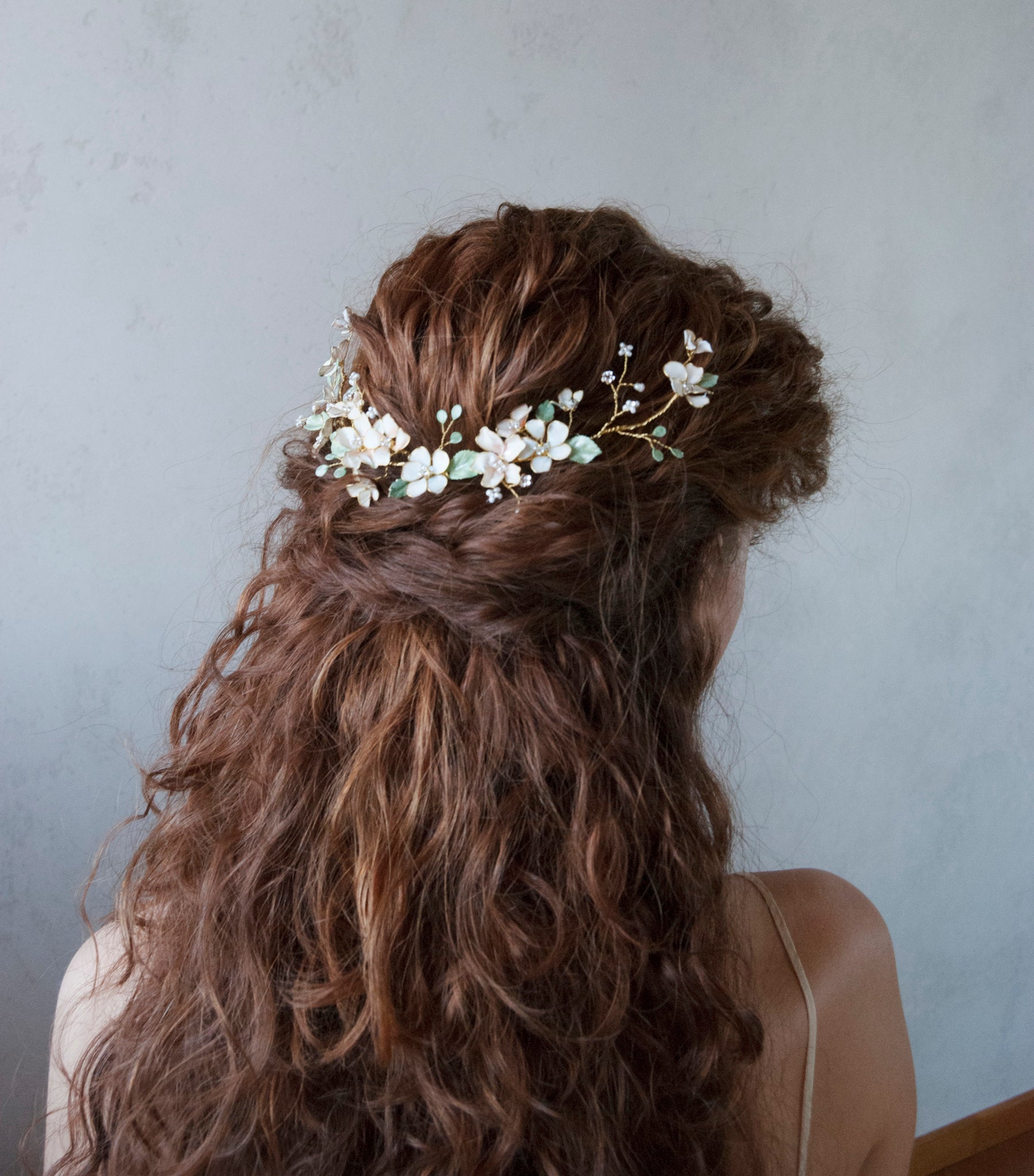 Fermaglio capelli floreale, perfetto per una sposa boho chic e un look naturale.