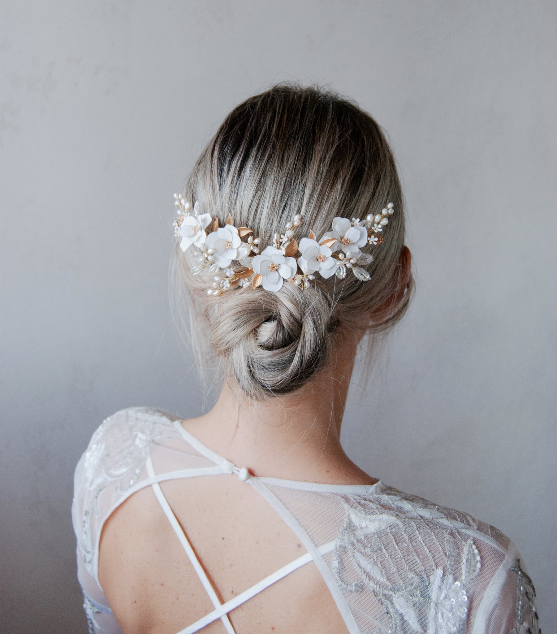 Fermaglio per capelli decorato con peonie bianche e fiorellini, perfetto per cerimonie.