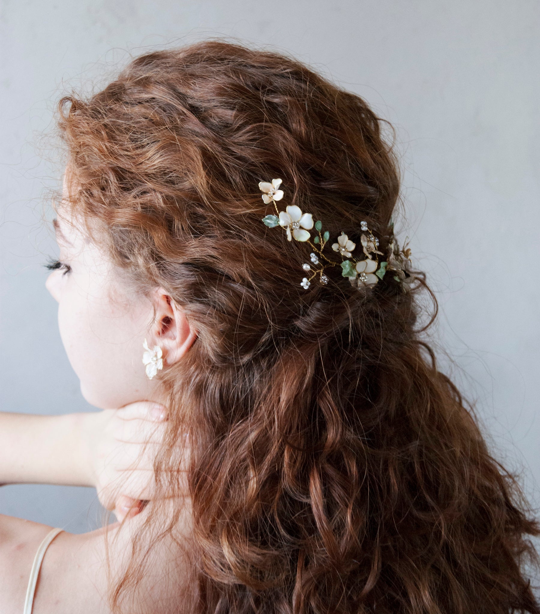 Fermaglio per capelli con foglie e fiori, design rampicante per un matrimonio elegante.