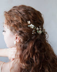 Fermaglio per capelli con foglie e fiori, design rampicante per un matrimonio elegante.