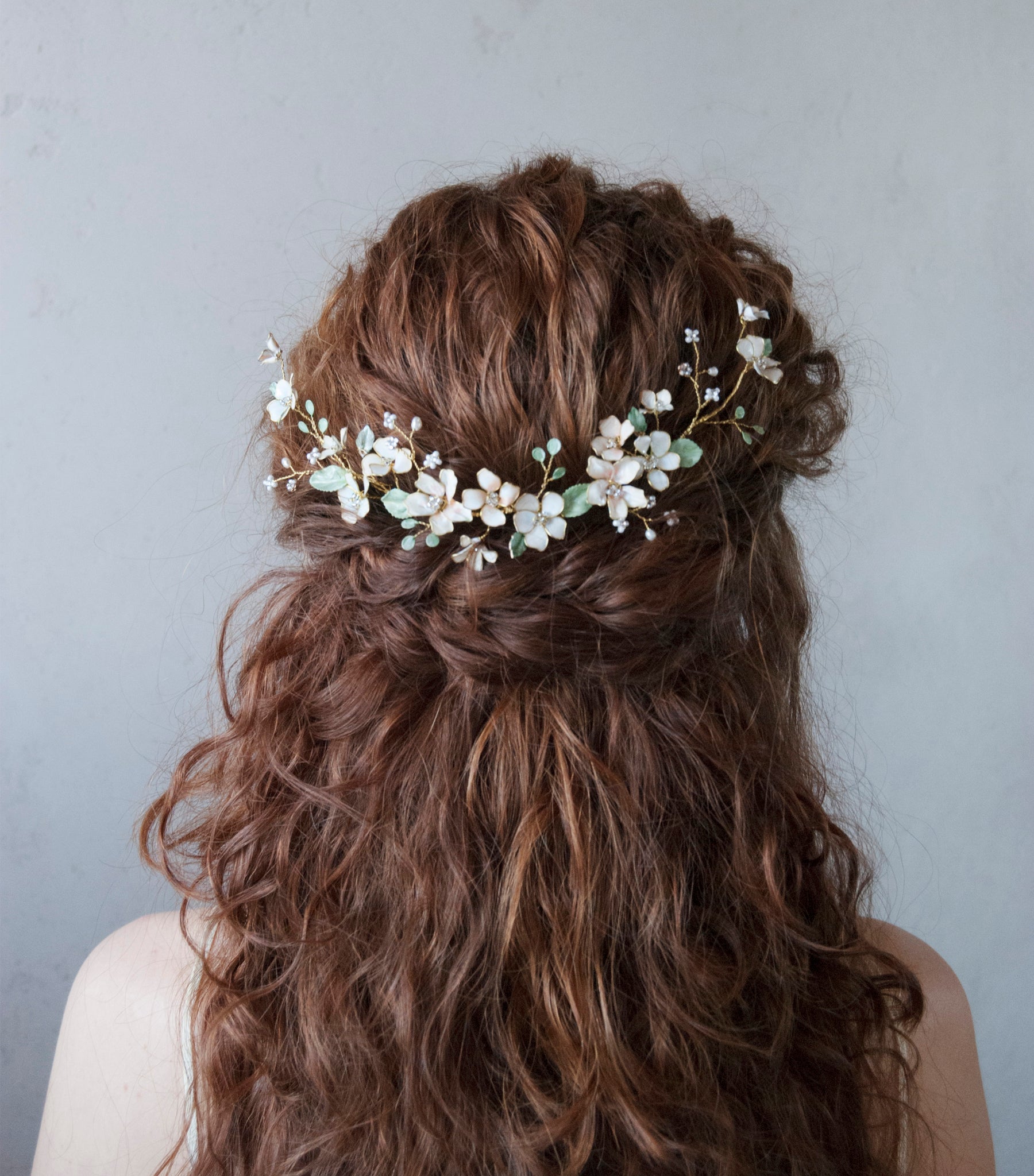 Fermaglio rampicante decorato con foglie e fiori, ideale per un matrimonio Bohemian.