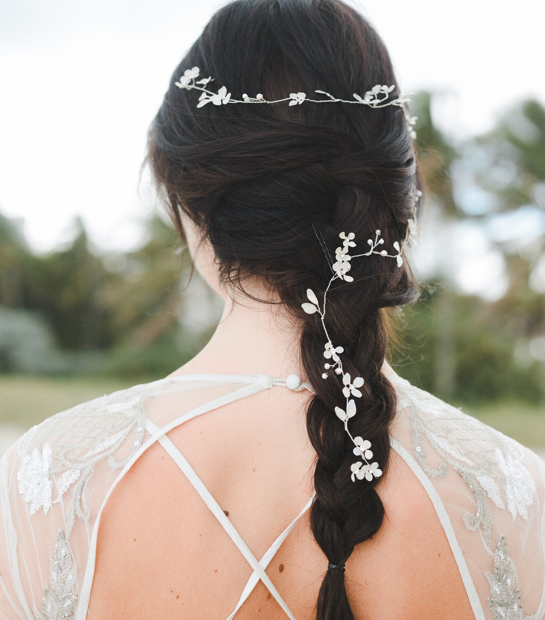 Filo per capelli elegante con fiori rosa e perle per un matrimonio raffinato