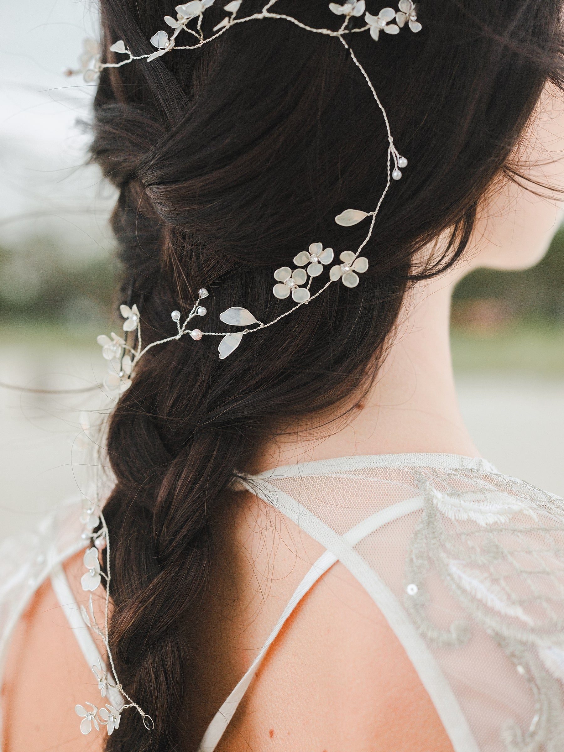 Filo per capelli con fiori rosa e perle per un look romantico da sposa