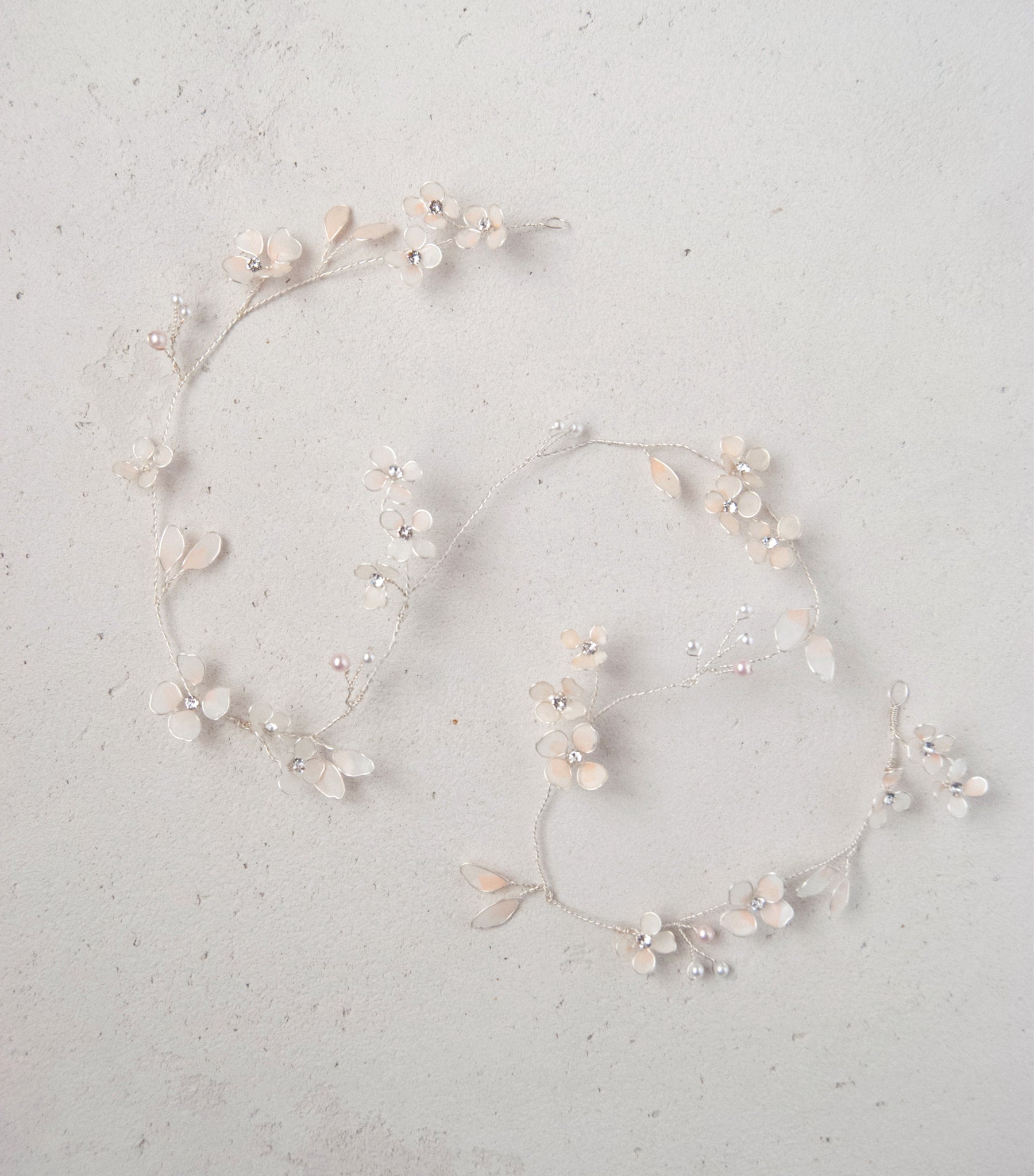 Filo per capelli con fiori rosa e perle, accessorio elegante per sposa