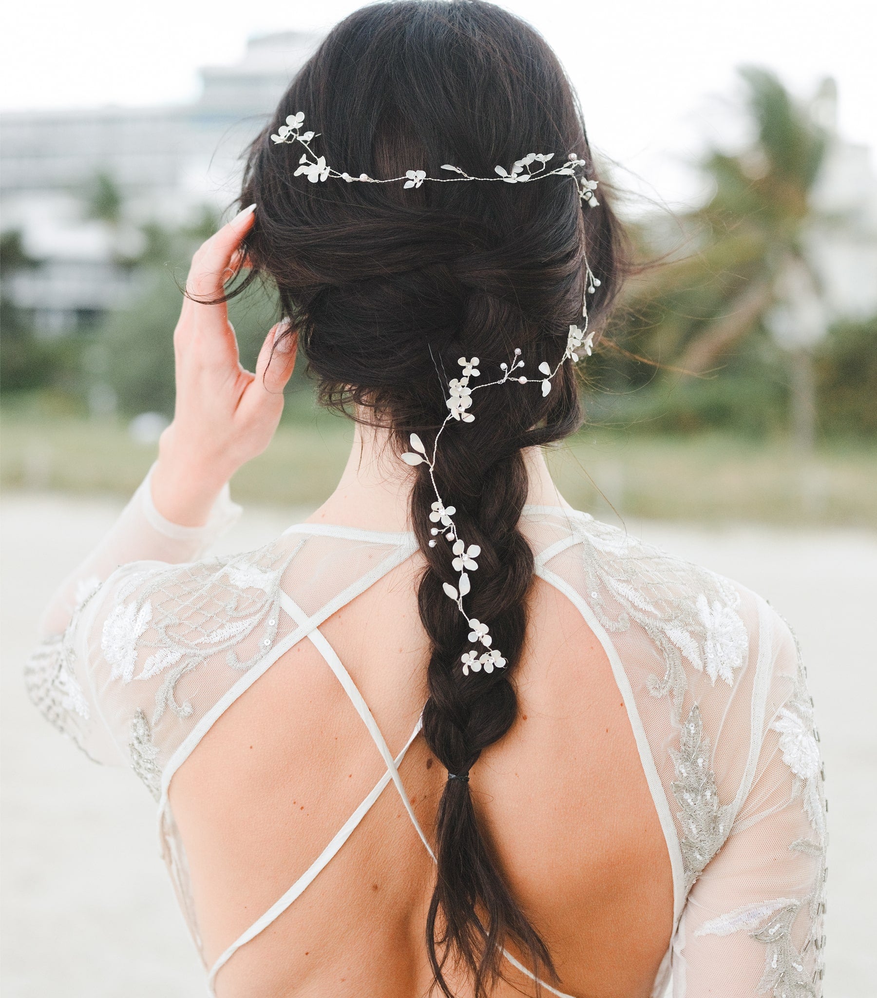 Filo per capelli con fiori rosa e perle per acconciatura da sposa sciolta