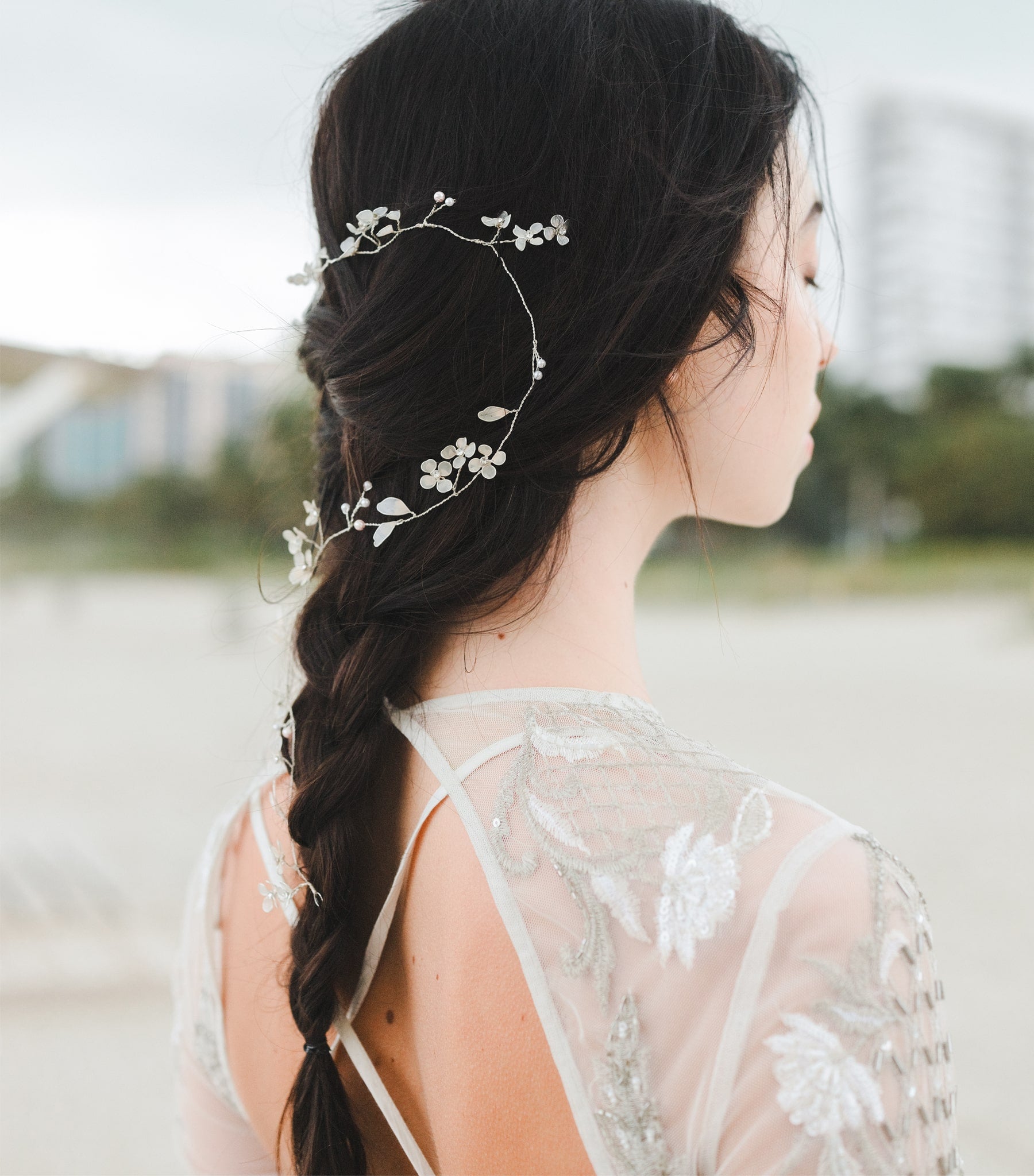 Filo per capelli con fiori rosa e perle, accessorio ideale per sposa elegante