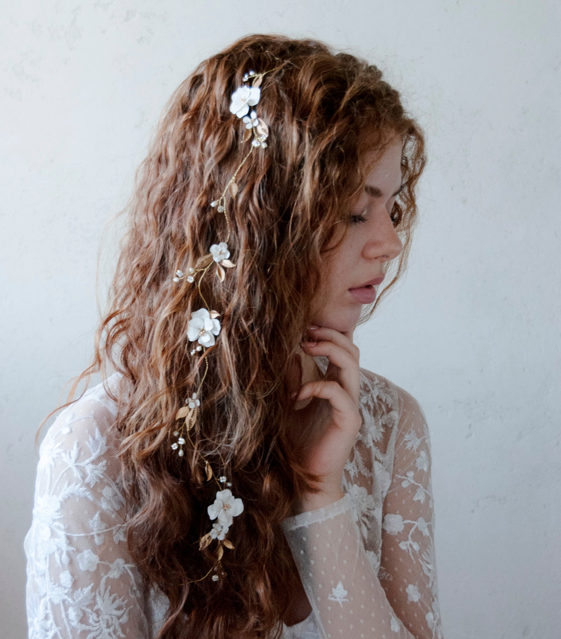 Filo gioiello elegante con fiori e foglie dorate, perfetto per una sposa moderna.