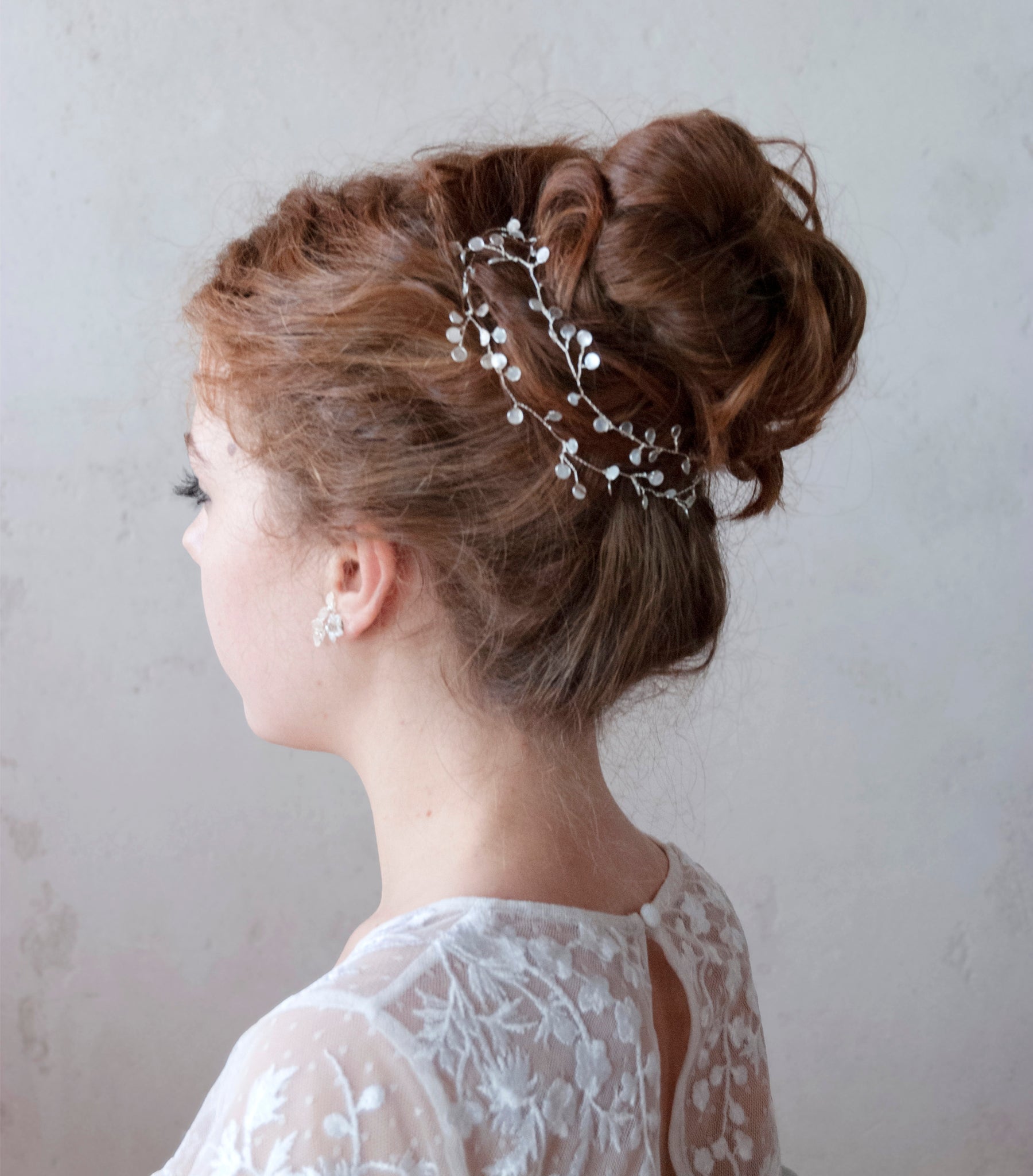 Filo per capelli da sposa con madreperla e perla di luna, perfetto per uno chignon alto.