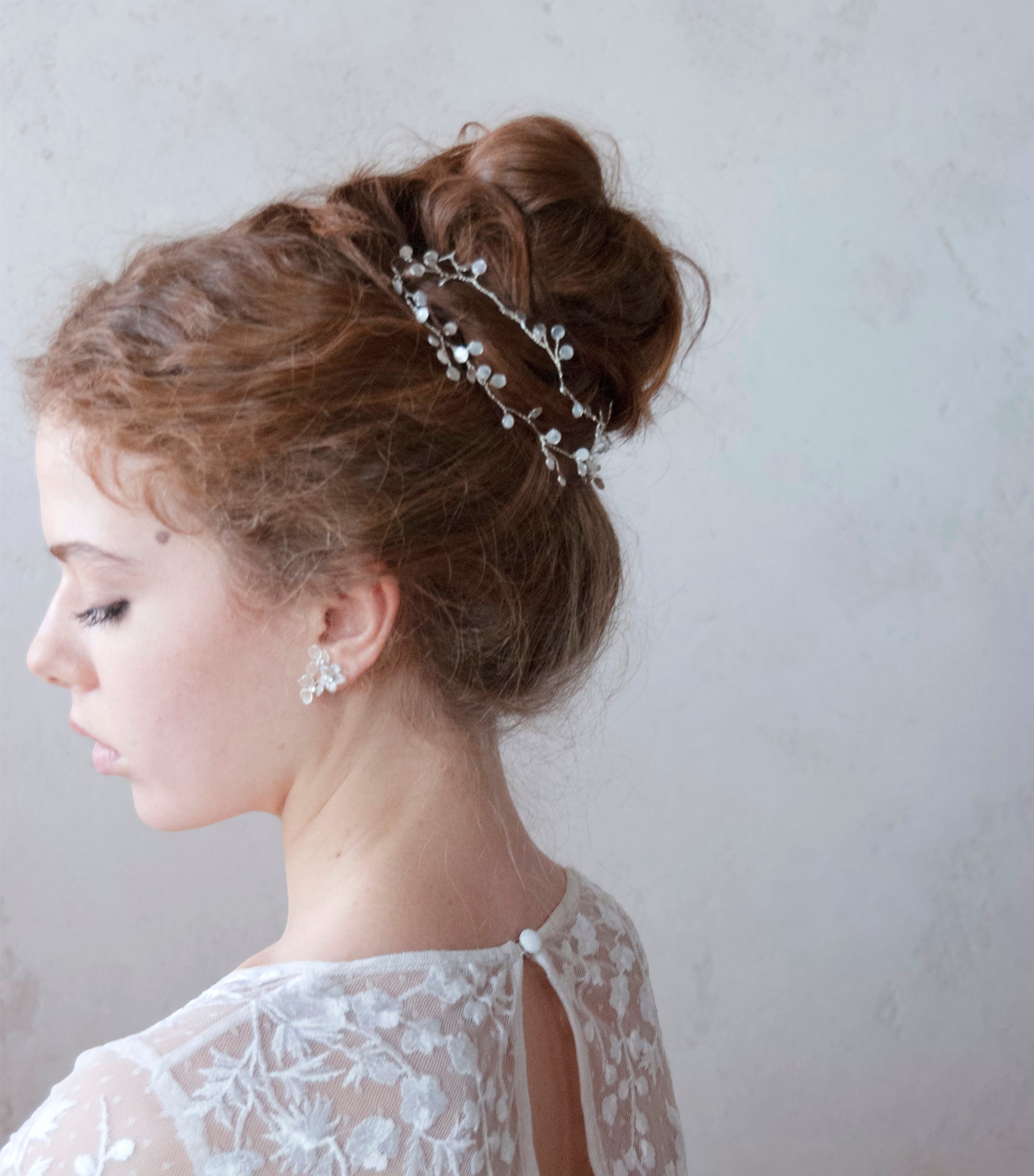 Filo per capelli da matrimonio con perla di luna e madreperla, l&#39;accessorio perfetto per una sposa elegante.