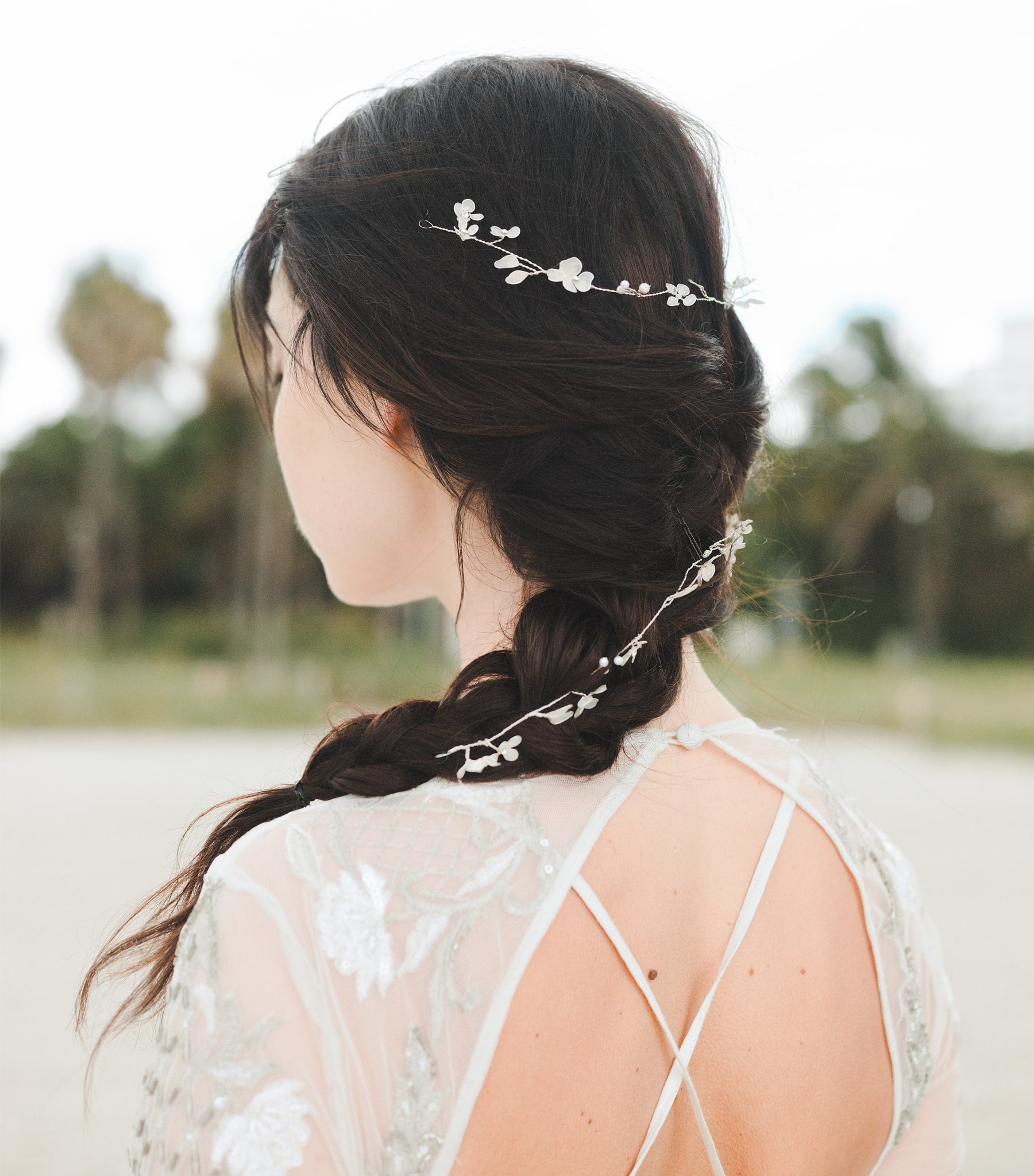 Filo per capelli romantico con fiori rosa e perle, ideale per look da sposa