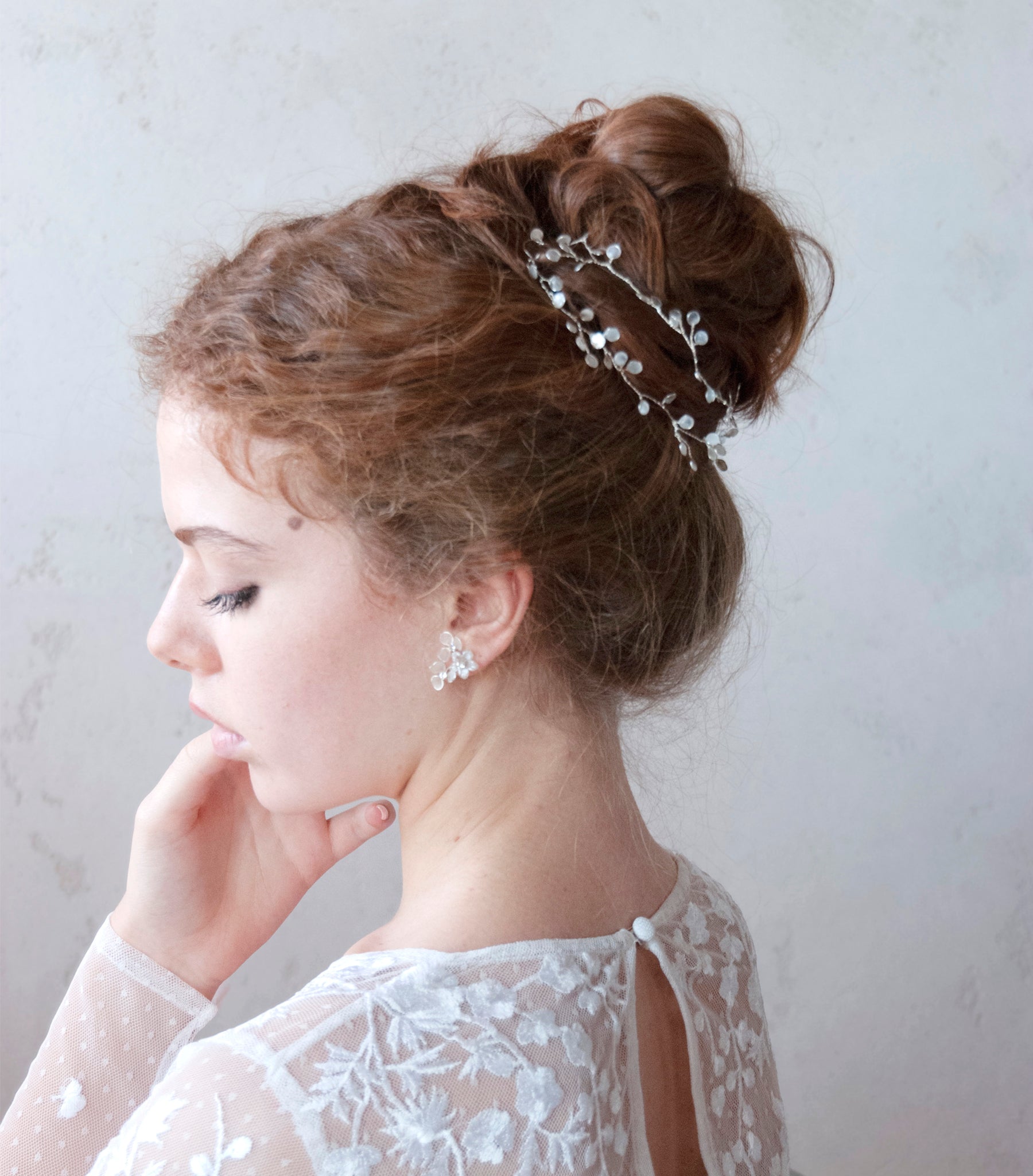 Filo elegante per capelli da sposa, con perla di luna e madreperla per un&#39;acconciatura raccolta alta