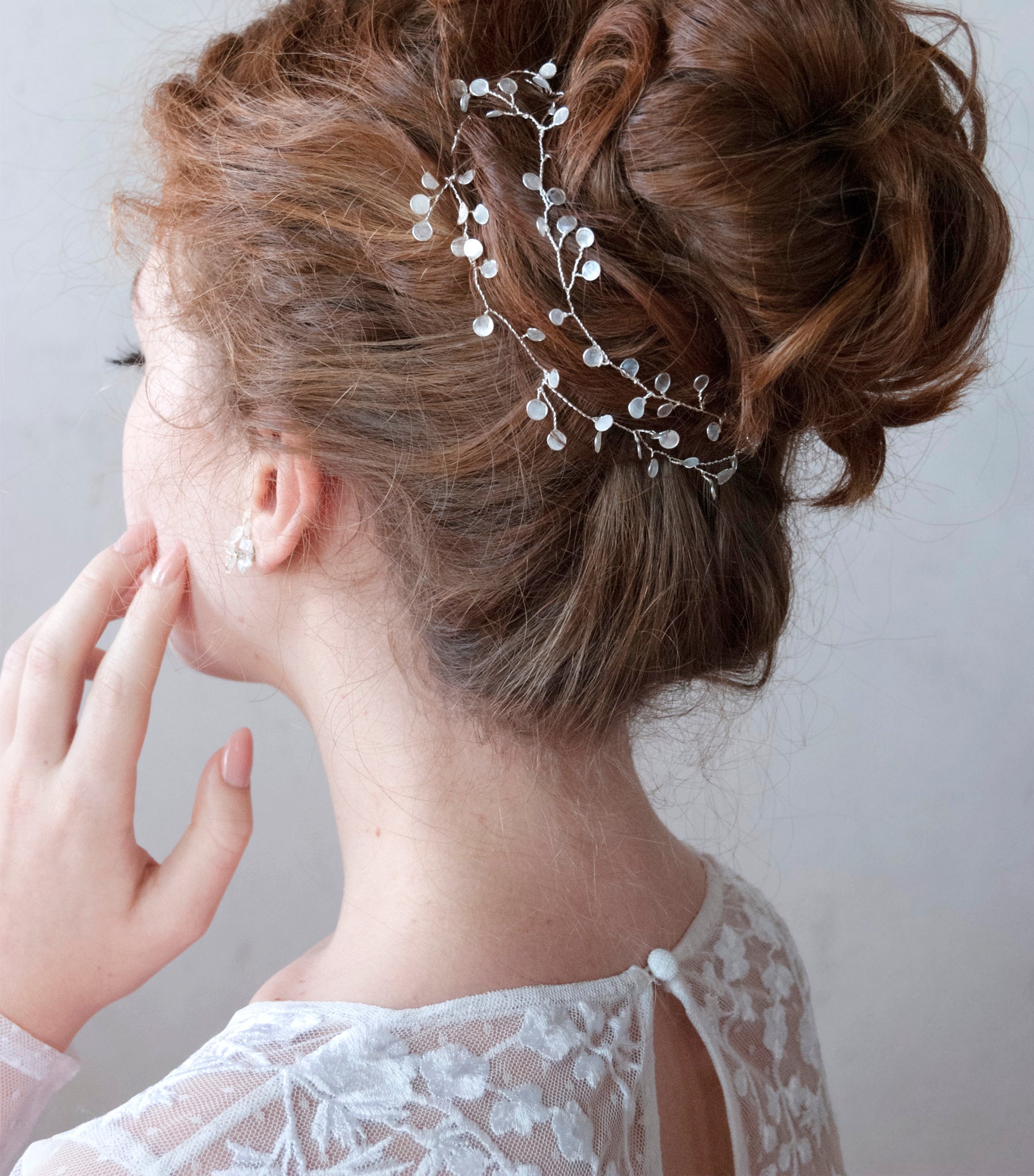 Filo per capelli da sposa, con dettagli in perla di luna e madreperla, perfetto per un look elegante.