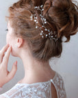 Filo per capelli da sposa, con dettagli in perla di luna e madreperla, perfetto per un look elegante.