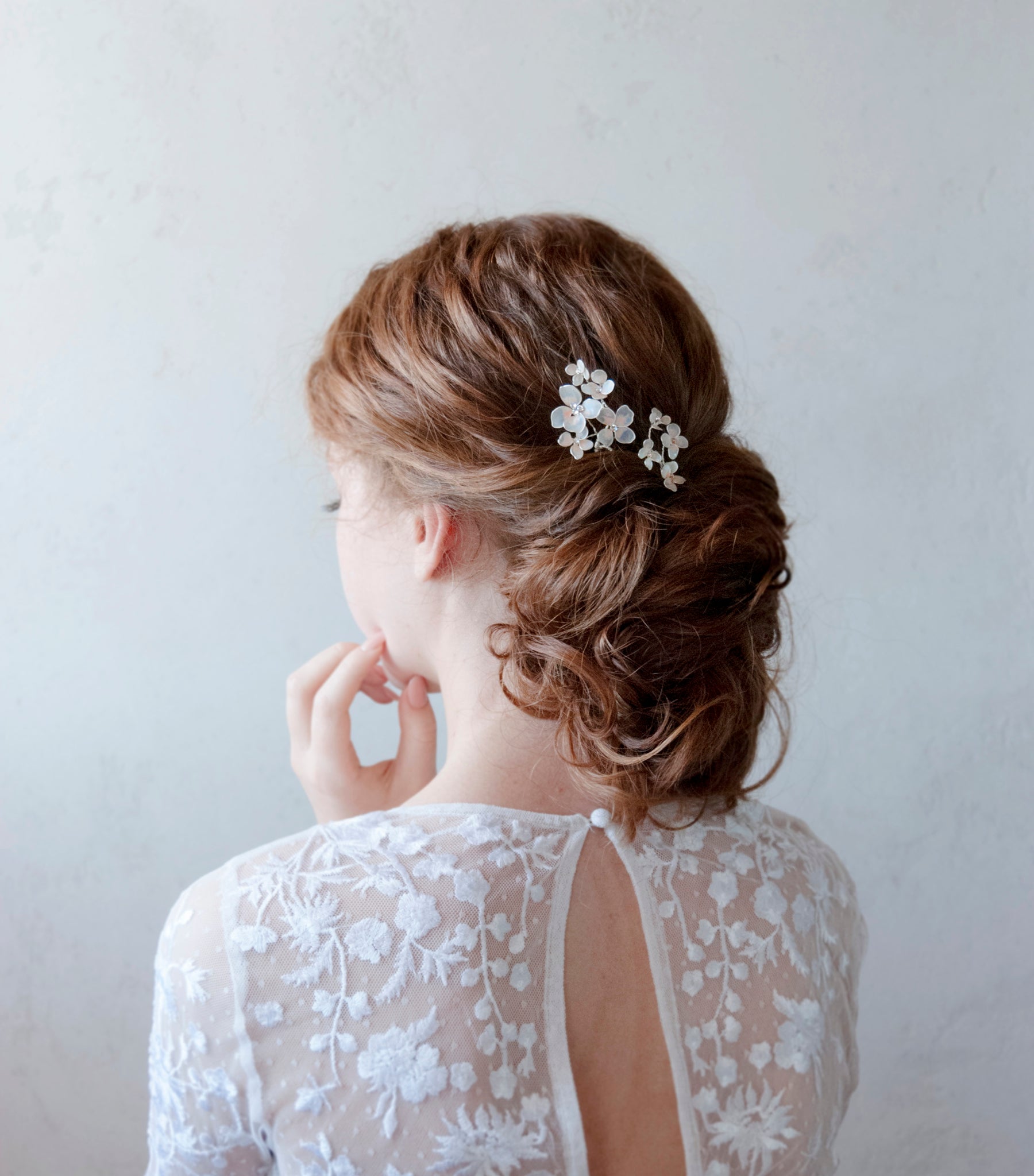 Forcine per acconciatura da sposa con fiori rosa satinati, l’accessorio ideale per un look raffinato.