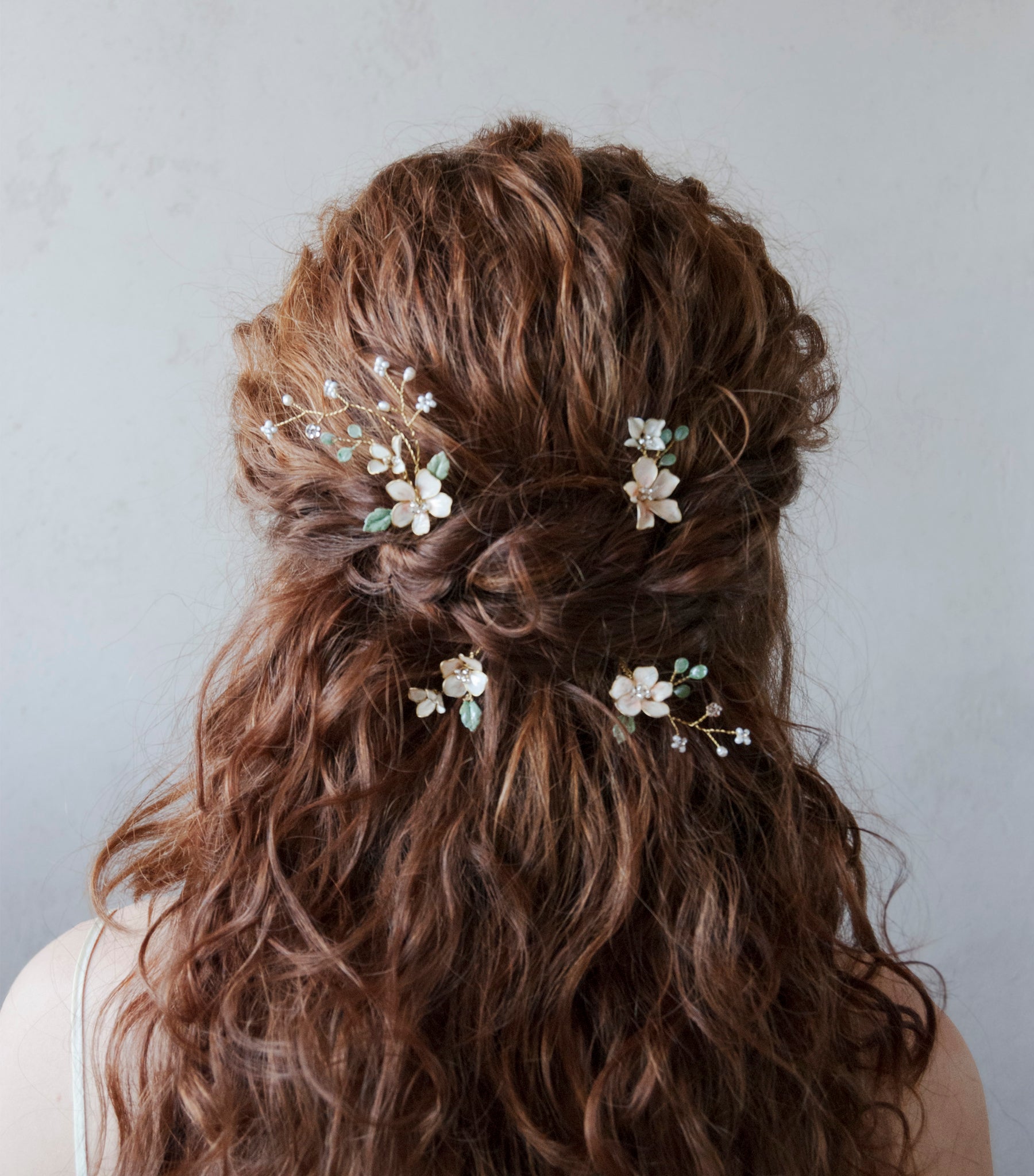 Forcine boho chic per sposa, decorate con fiori e foglie verdi rampicanti, l’accessorio ideale per un matrimonio bohemian.