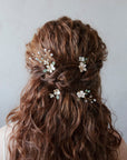 Forcine boho chic per sposa, decorate con fiori e foglie verdi rampicanti, l’accessorio ideale per un matrimonio bohemian.