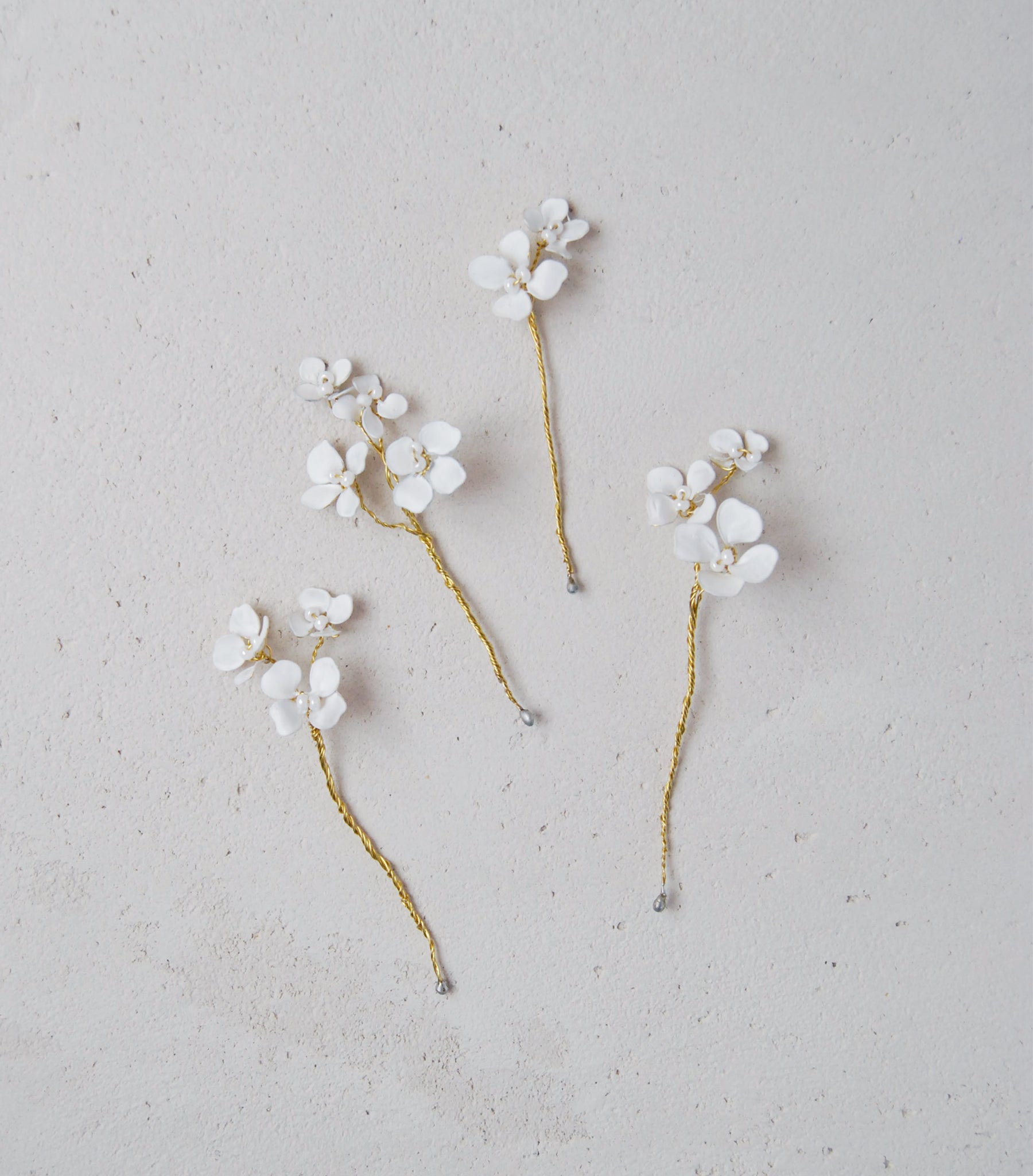 Forcine per capelli da sposa con fiorellini bianchi, un tocco delicato e romantico.