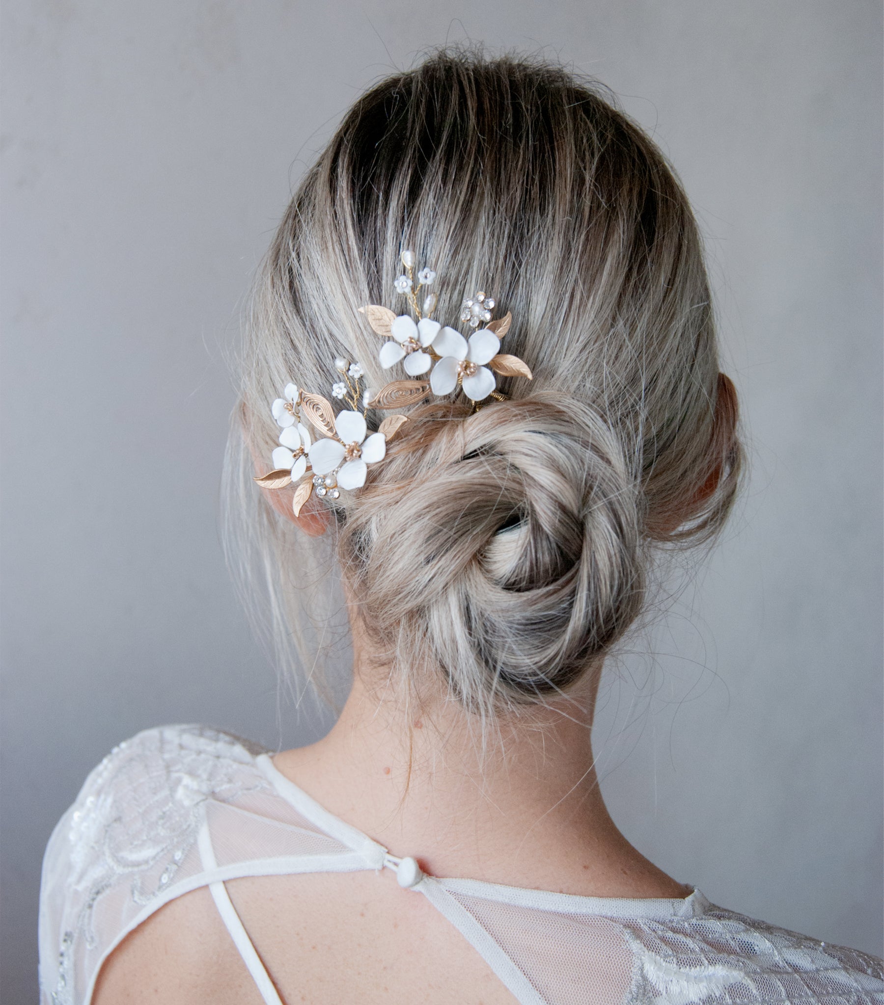 Forcine gioiello con fiori e foglie in oro, l'accessorio perfetto per acconciature eleganti da sposa.