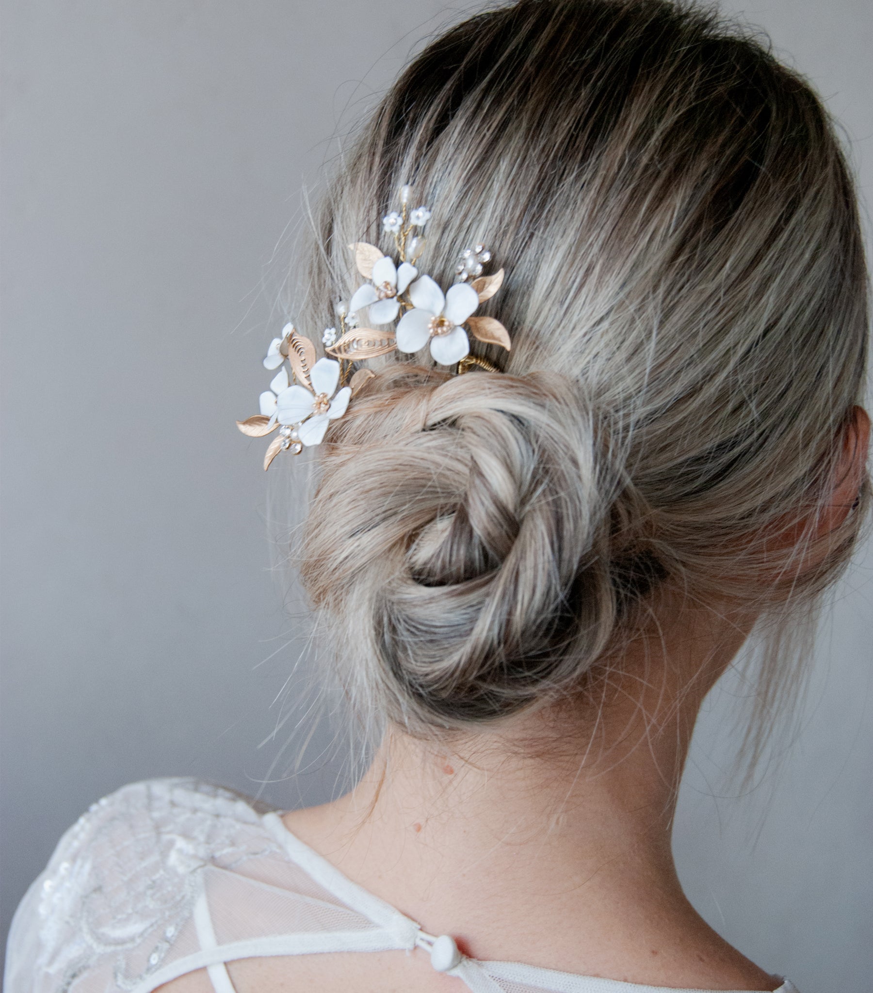 Forcine da sposa gioiello con fiori e foglie dorate, l’accessorio ideale per un matrimonio elegante.