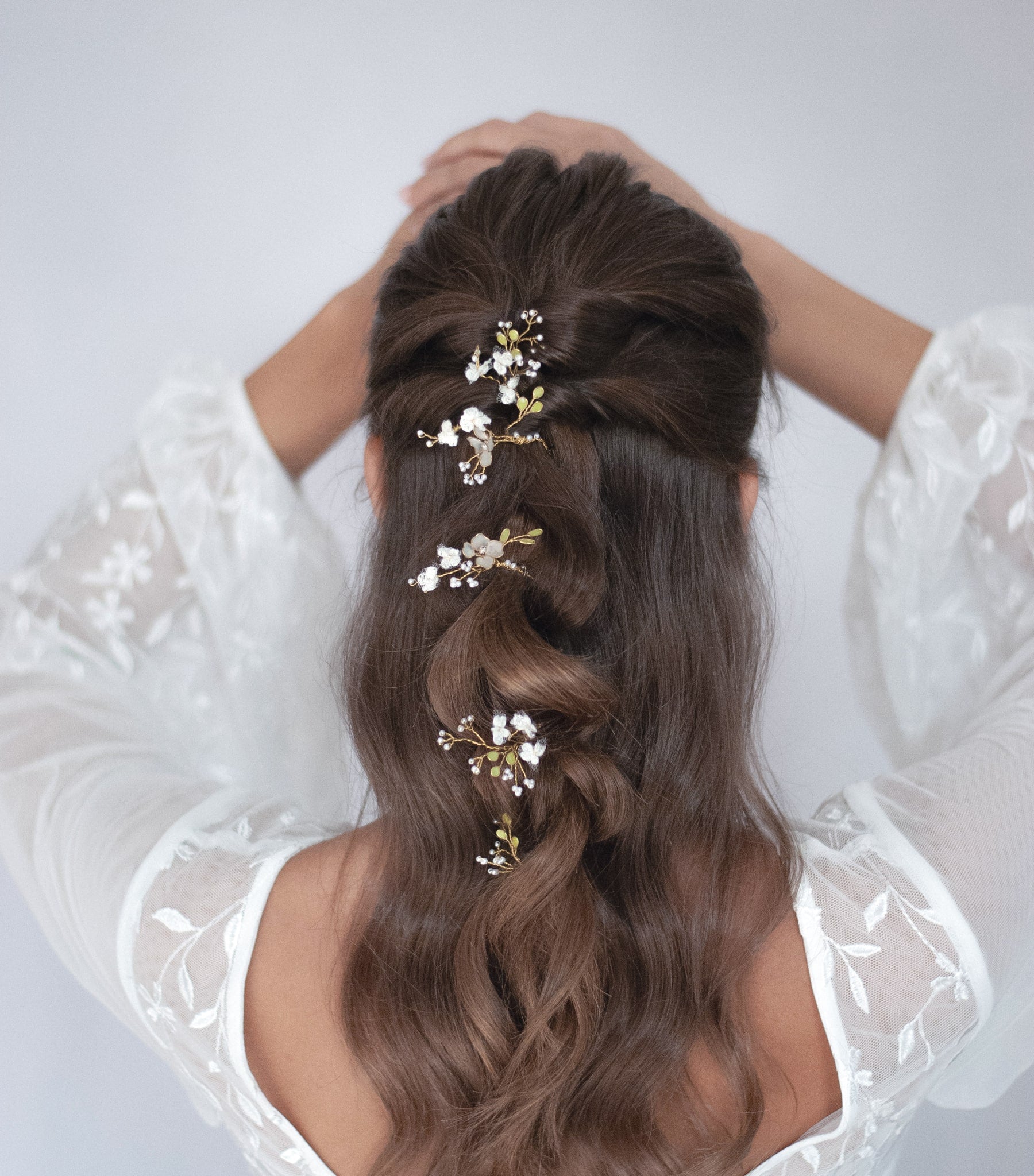 Forcine Nebbiolina per capelli da sposa con fiori di pizzo, accessorio elegante per acconciatura nuziale.