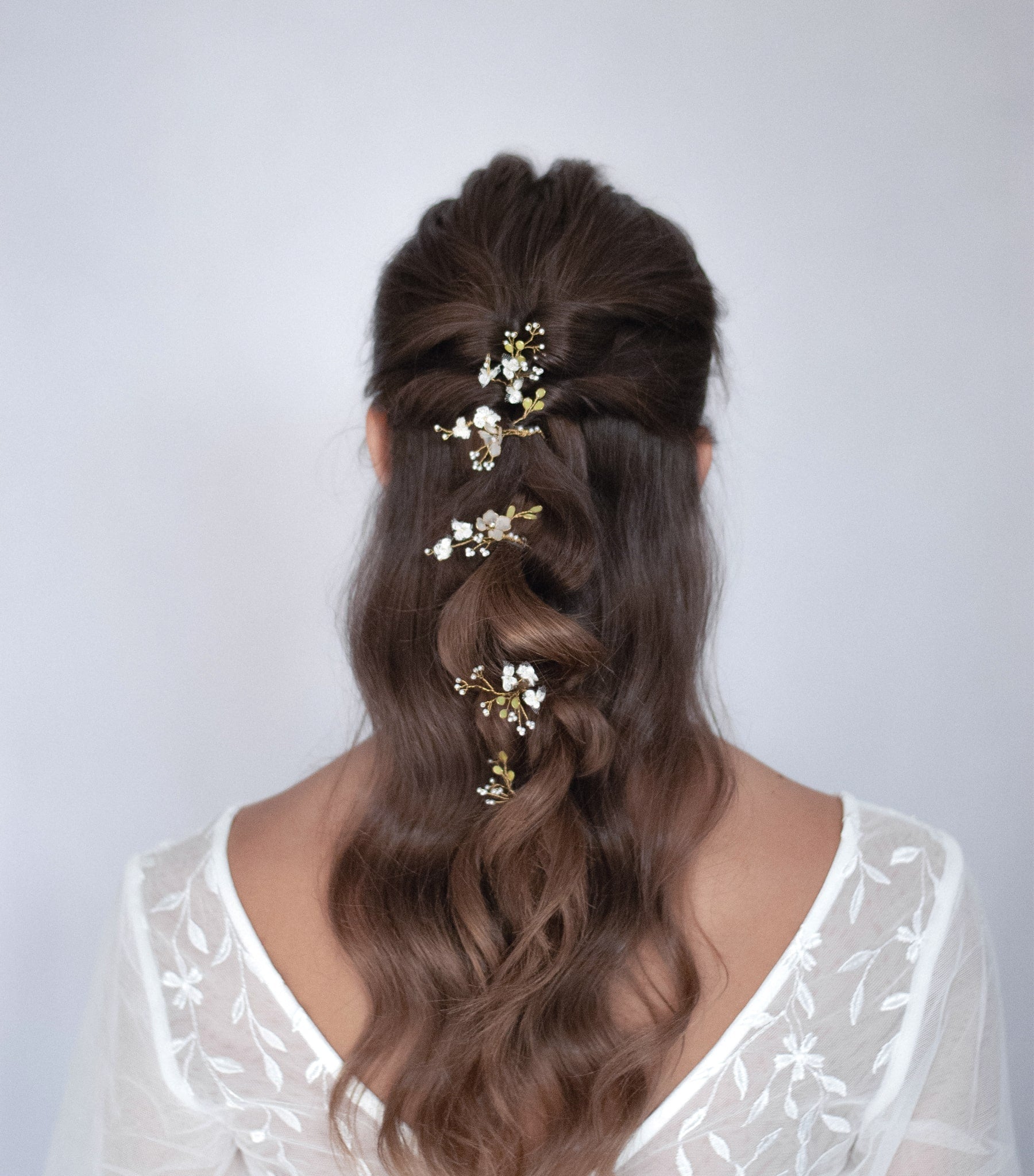 Forcine con fiori di pizzo Nebbiolina per capelli, ideale per completare l’acconciatura da sposa.