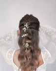 Forcine artigianali Nebbiolina per capelli, con fiori di pizzo, per un'acconciatura da sposa elegante.

