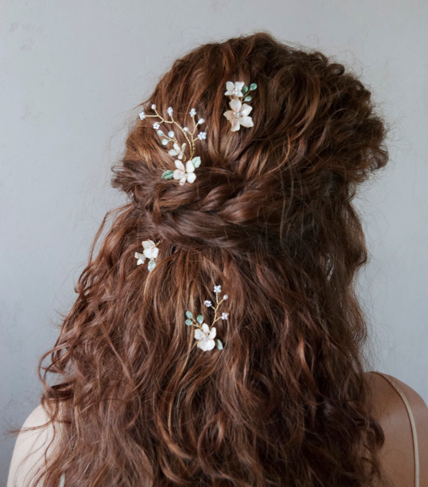 Forcine da sposa bohemien con fiori e foglie verdi rampicanti, un accessorio perfetto per un matrimonio elegante e boho.