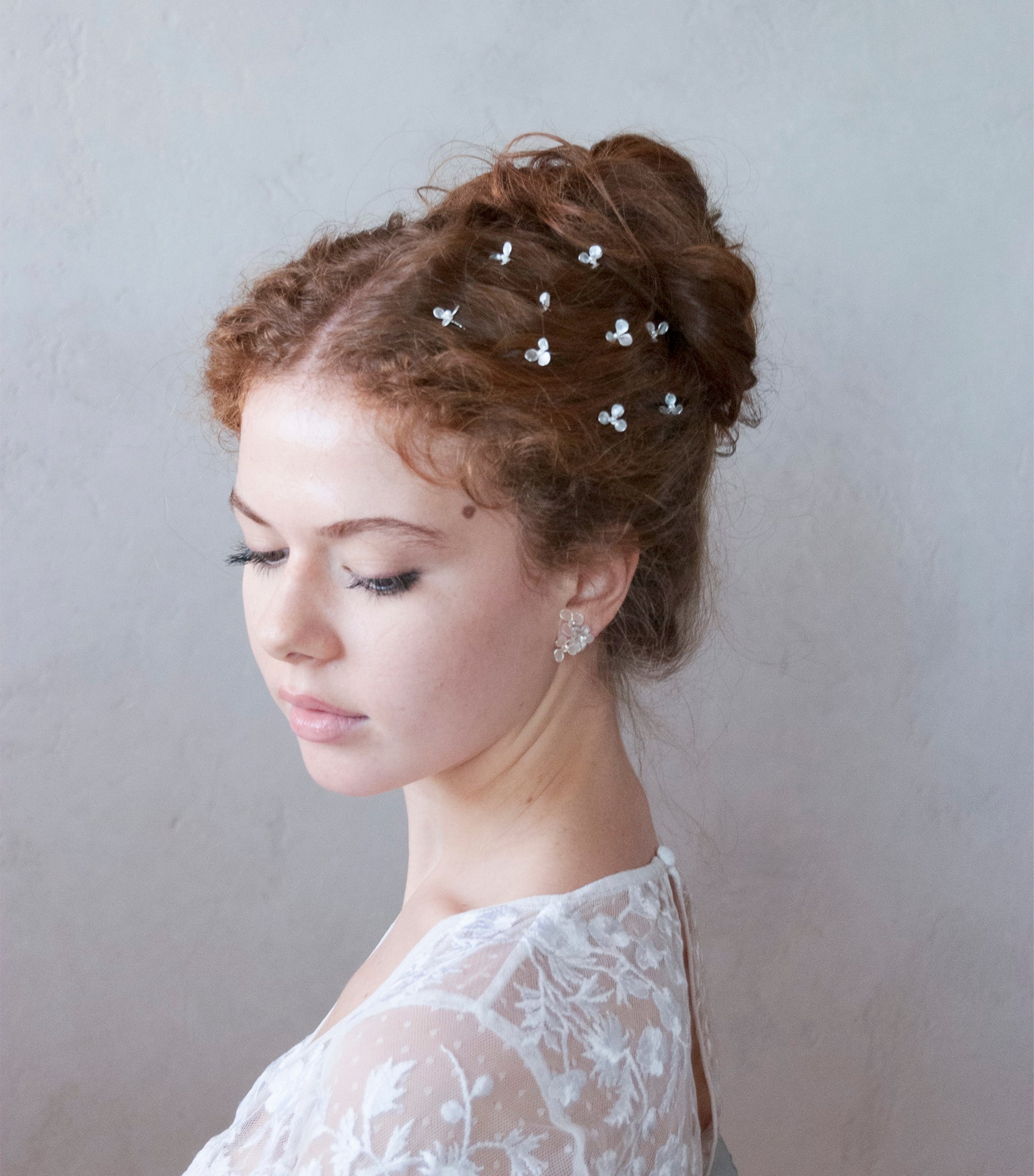 Eleganti forcine per capelli da sposa, decorate con mini fiorellini in madreperla per un look delicato e sofisticato.