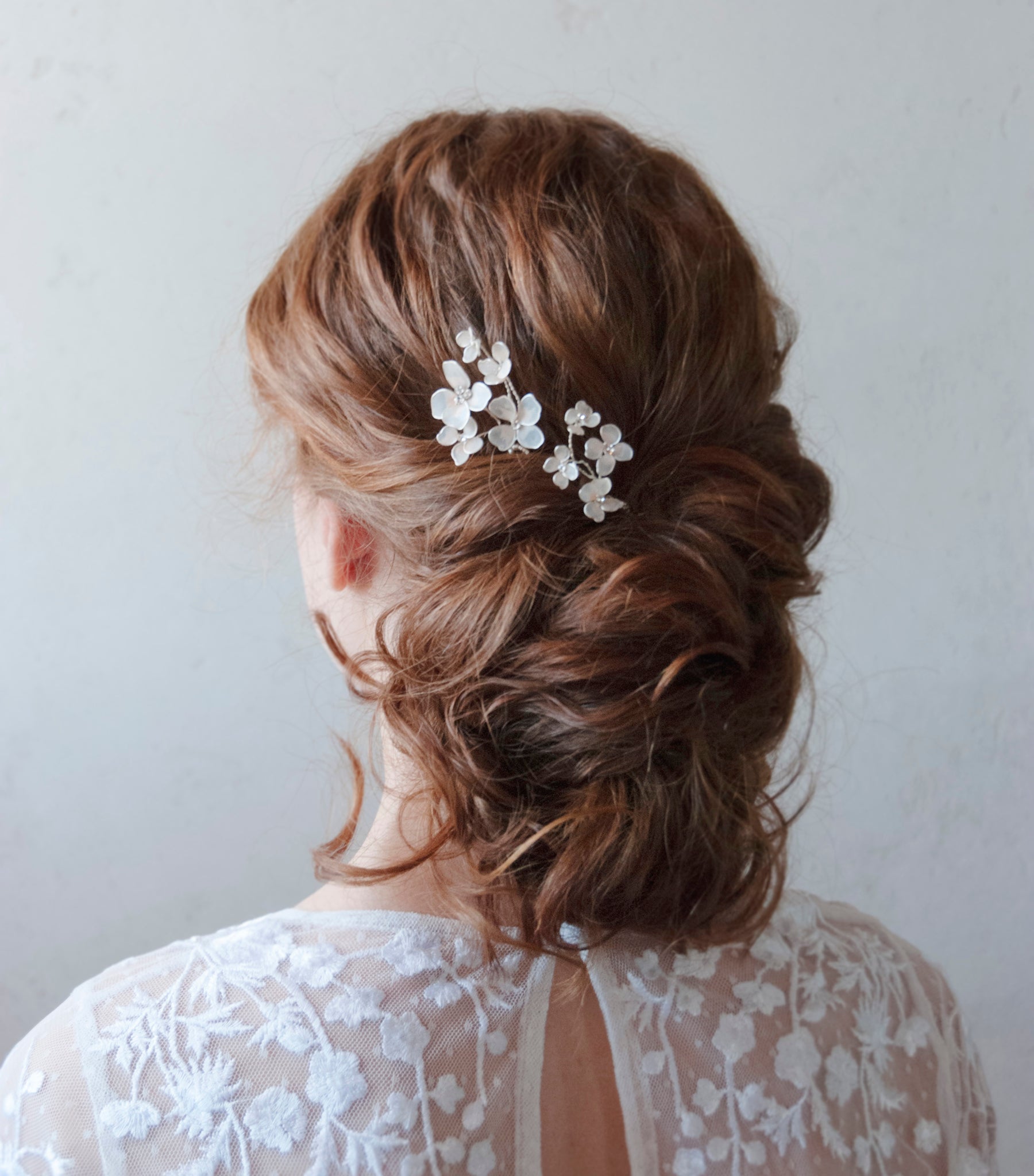 Forcine da sposa con fiori rosa satinati, perfette per un look romantico e sofisticato.