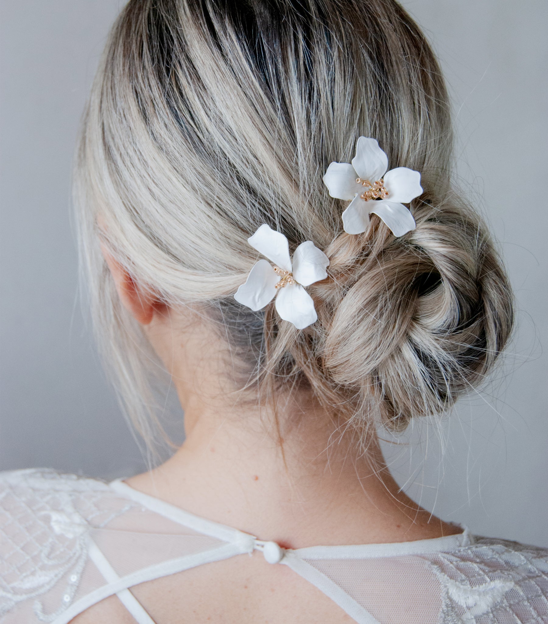 Forcine da sposa con fiore di magnolia bianca, per un matrimonio moderno e dallo stile minimale.