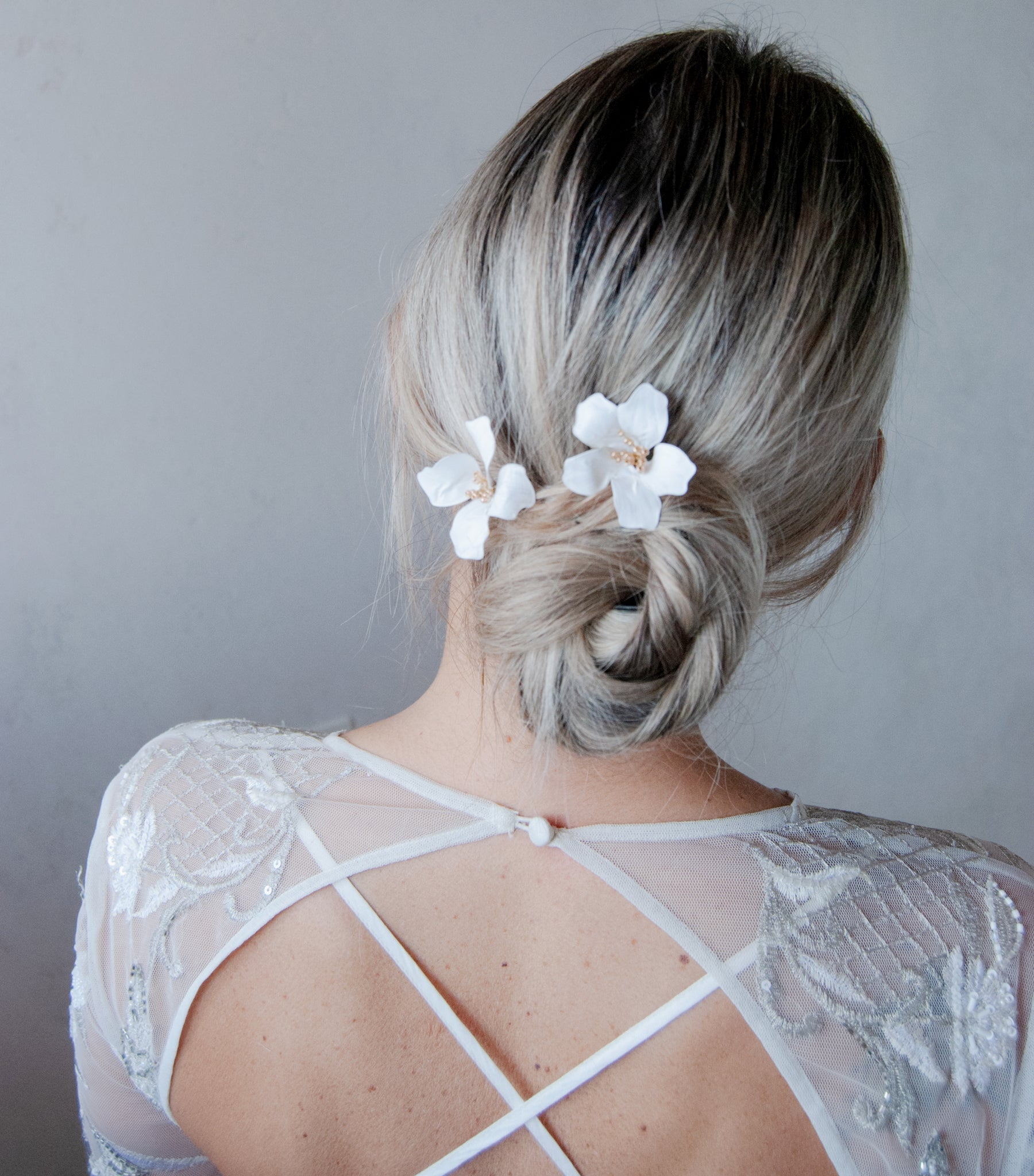 Forcine da sposa minimali con fiori di magnolia bianchi, per un look sobrio e sofisticato.