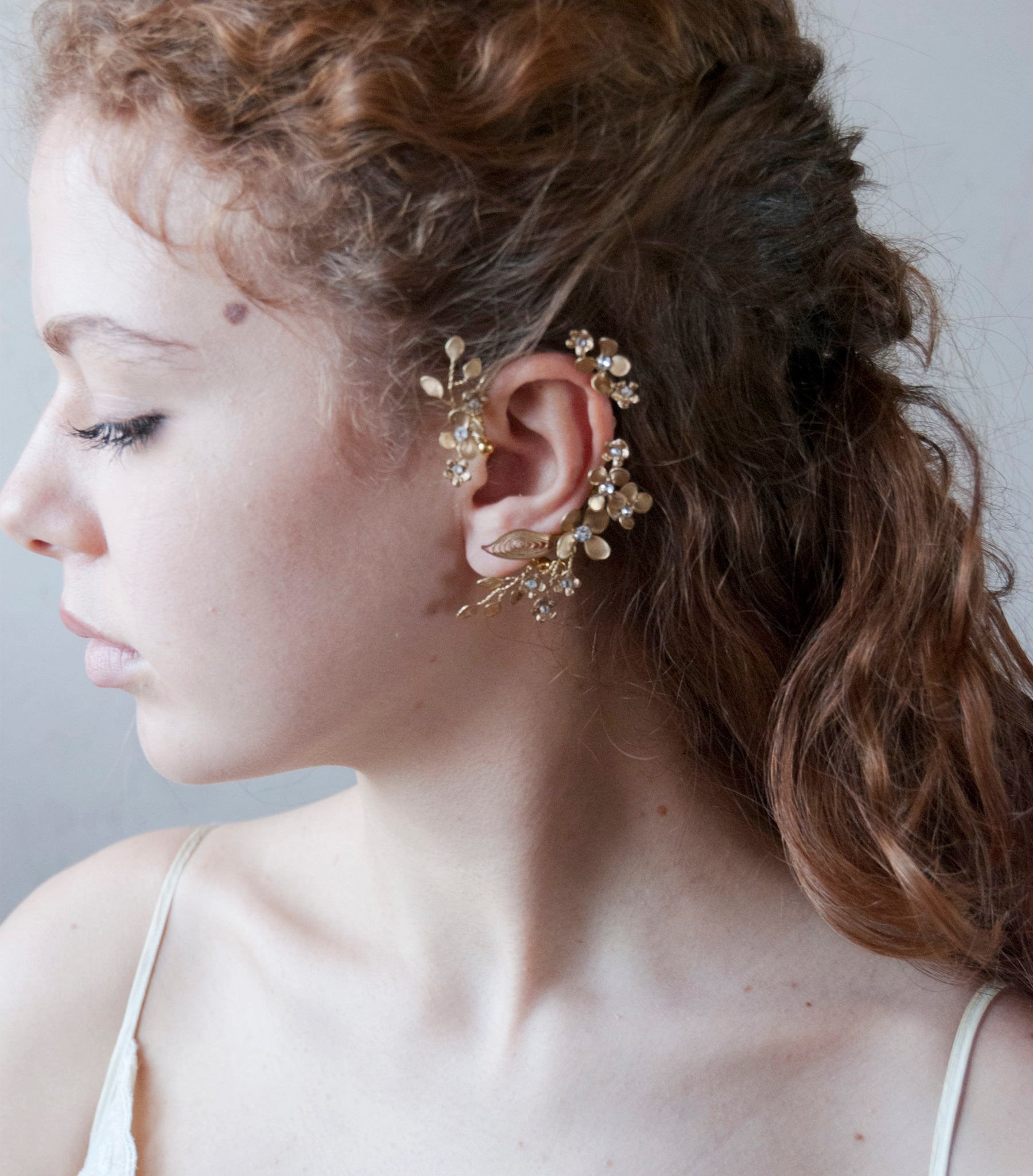 Gioiello moderno: ear cuff floreale in oro per uno stile sofisticato.