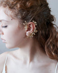 Gioiello moderno: ear cuff floreale in oro per uno stile sofisticato.