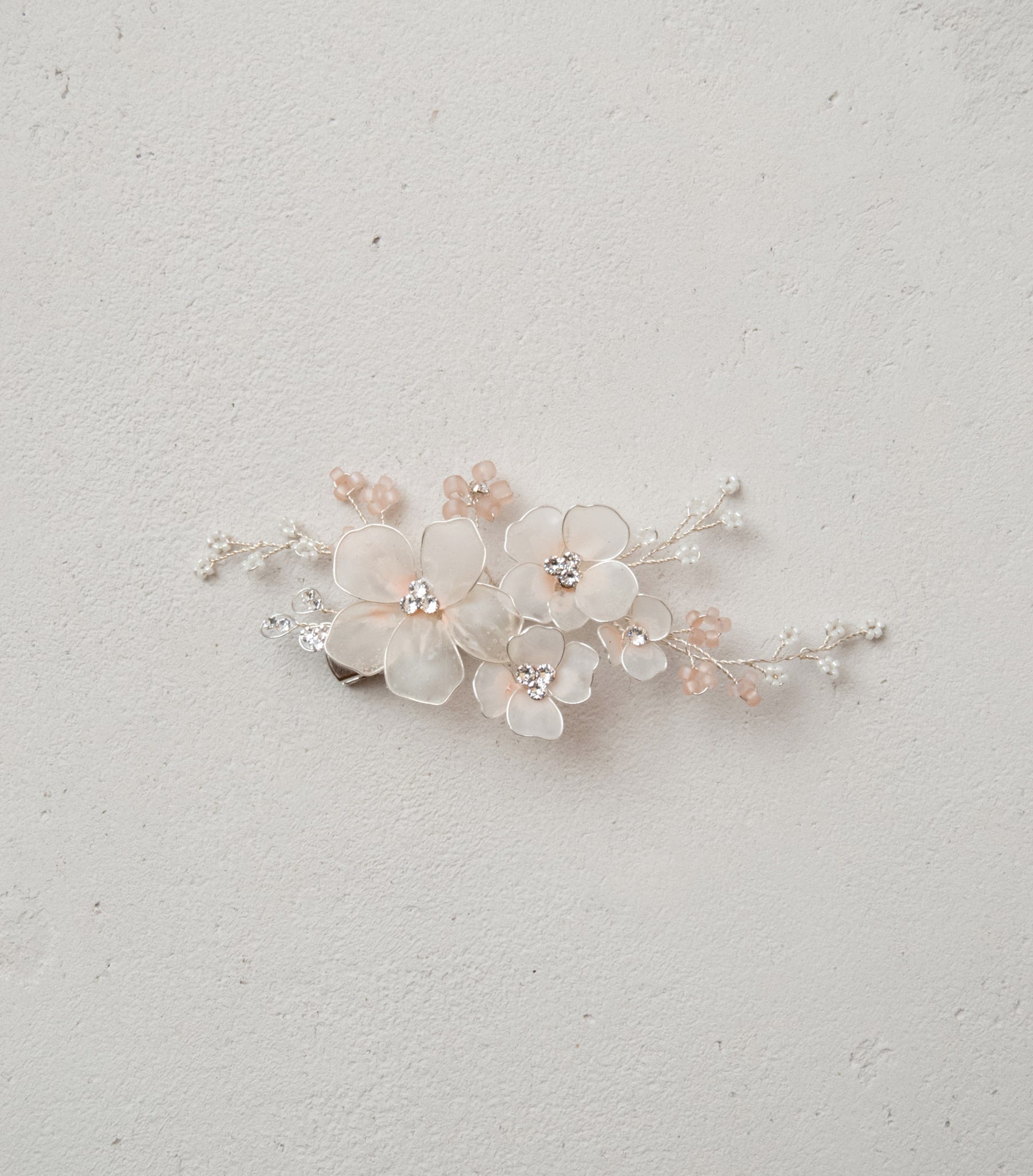 Molletta a clip con fiori satinati rosa e Swarovski, un accessorio elegante per capelli da sposa.