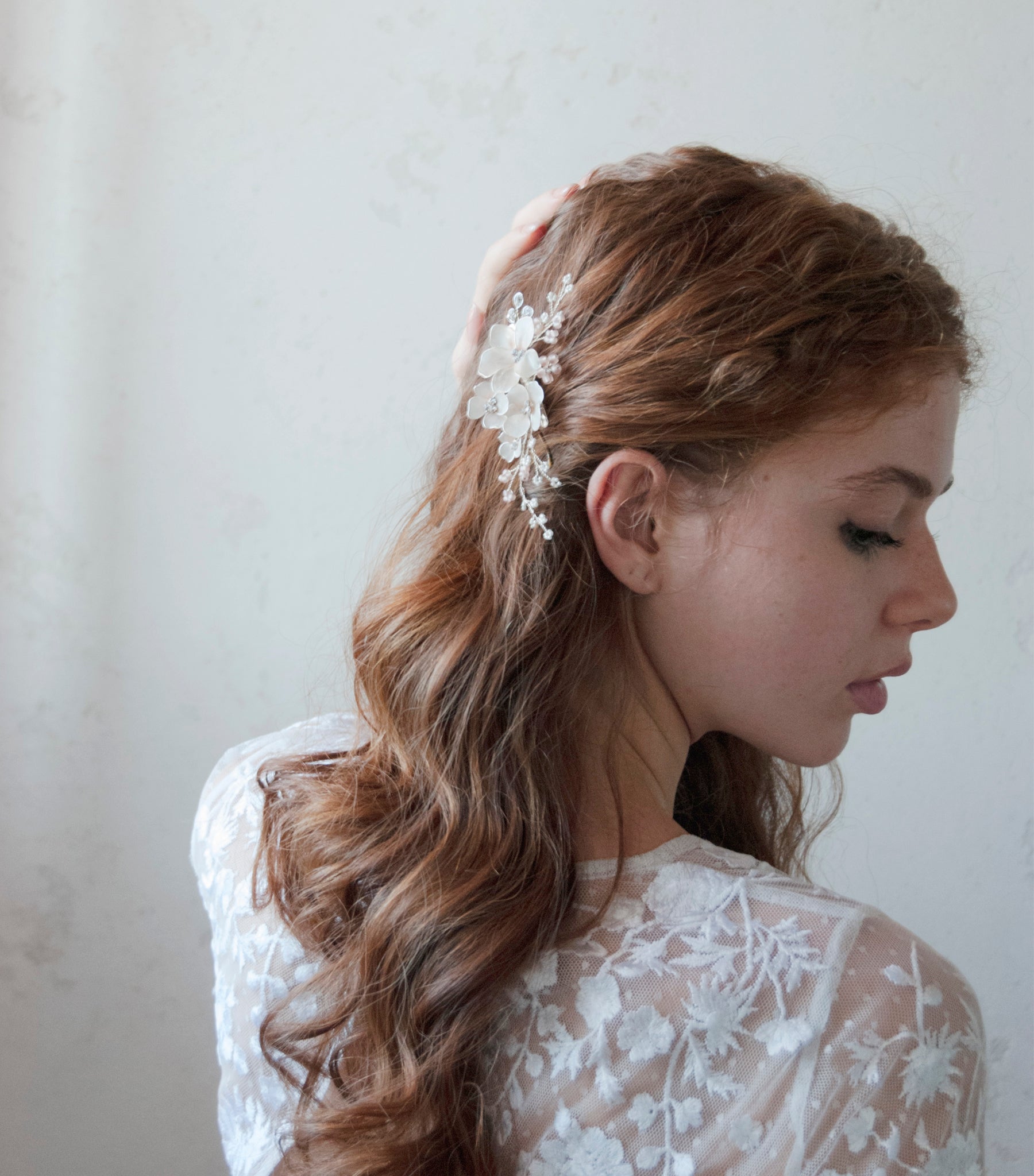 Molletta a clip per sposa con fiori satinati rosa e dettagli Swarovski, perfetta per un matrimonio elegante.