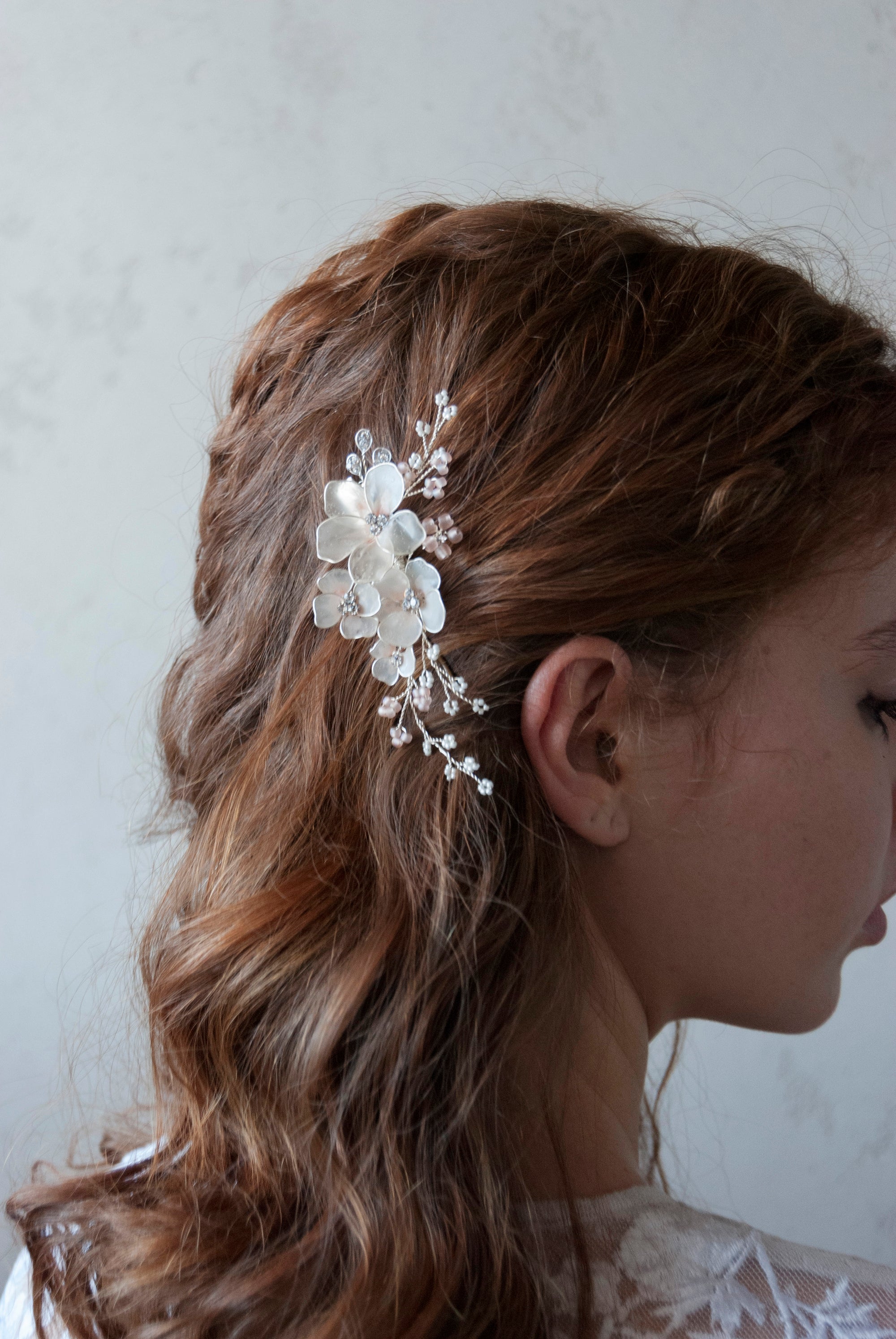 Molletta con fiori rosa satinati e Swarovski, perfetta per acconciature da sposa chic e delicate.