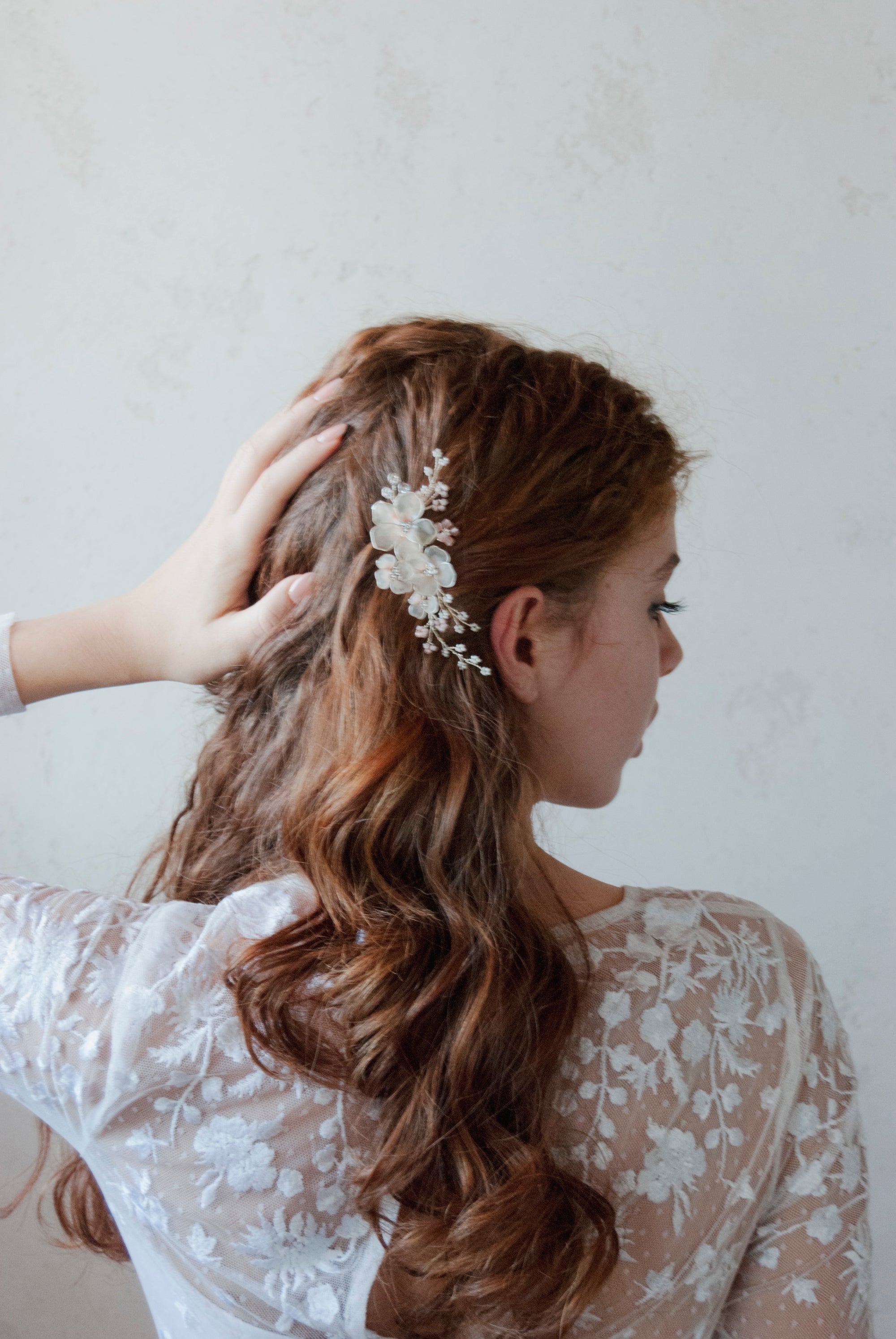 Molletta a clip con fiori rosa satinati e Swarovski, un accessorio luminoso e sofisticato per spose eleganti.