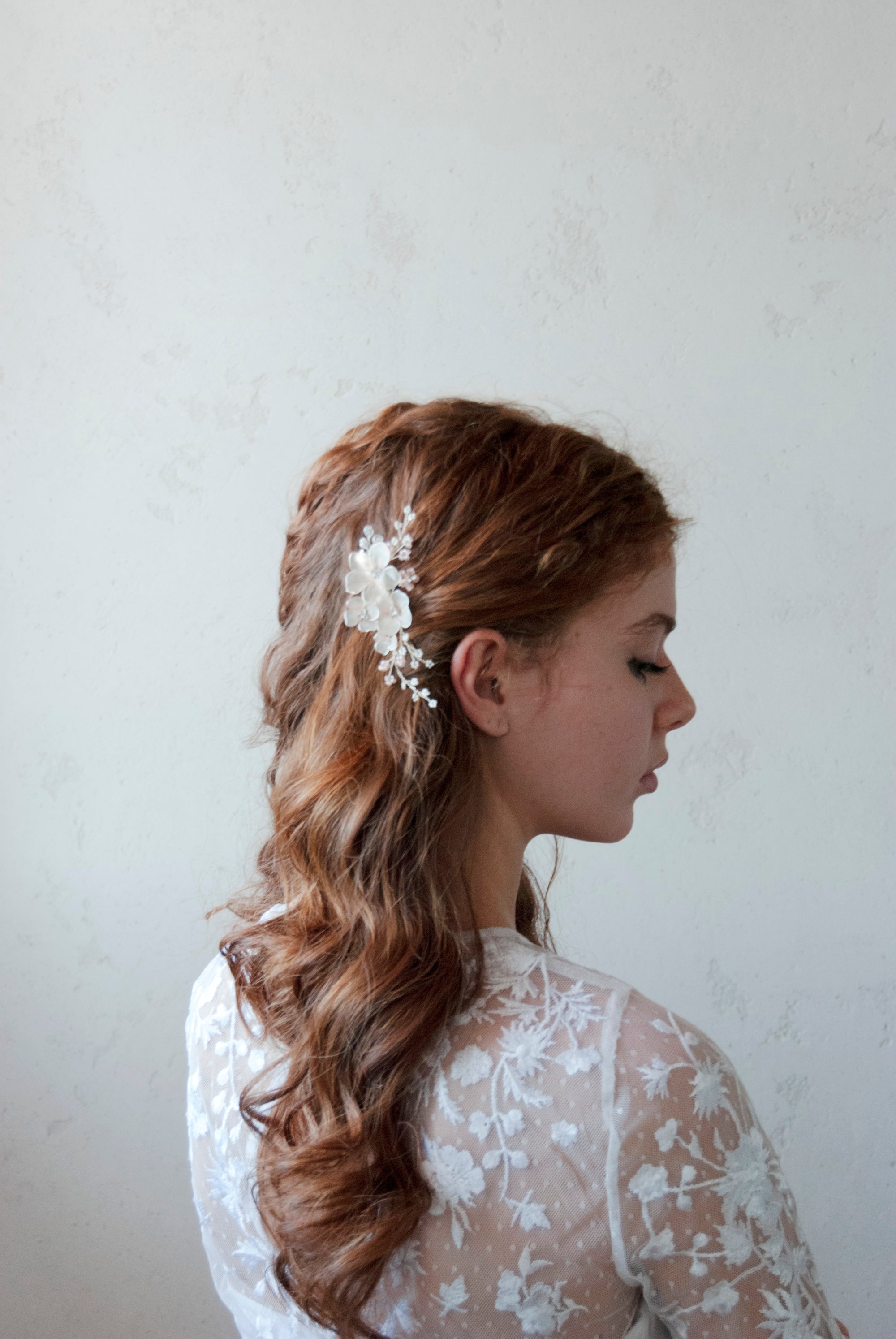 Elegante molletta a clip con fiori rosa satinati e cristalli Swarovski, ideale per un&#39;acconciatura da sposa