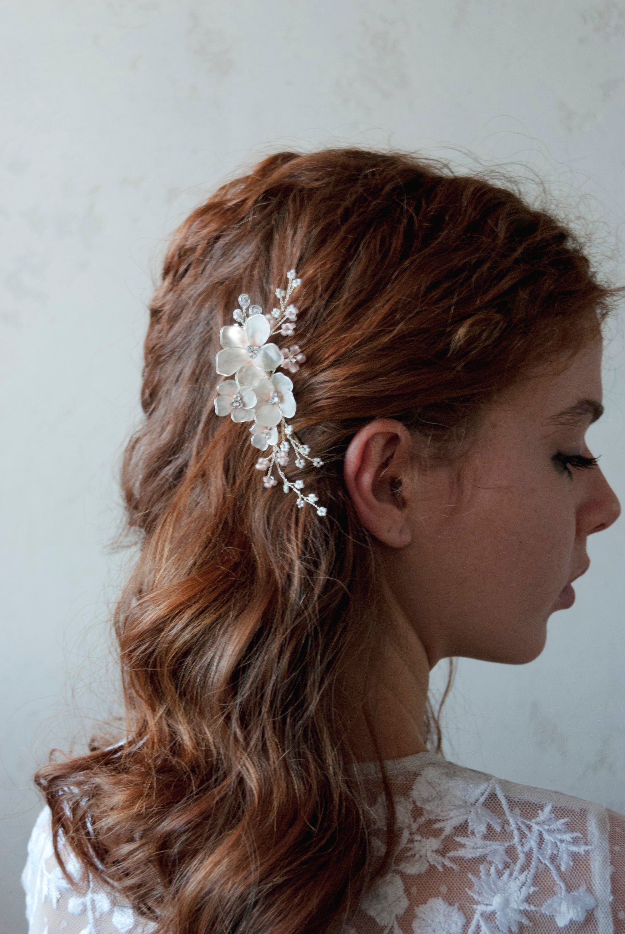 Molletta a clip da sposa con Swarovski e fiori rosa satinati, un accessorio elegante per il giorno del matrimonio.